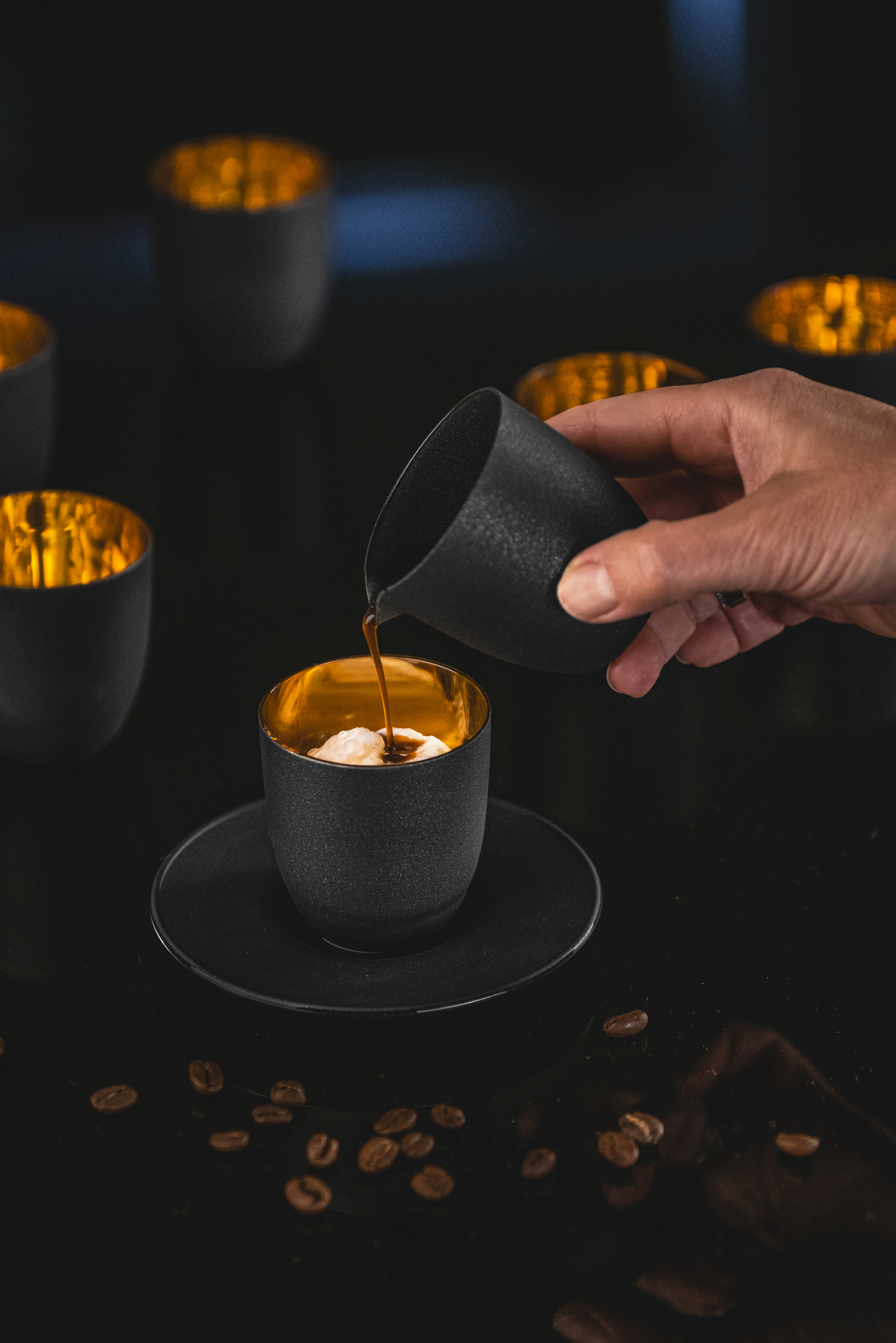 Affogato Set in schwarz bei übergießen von Eis