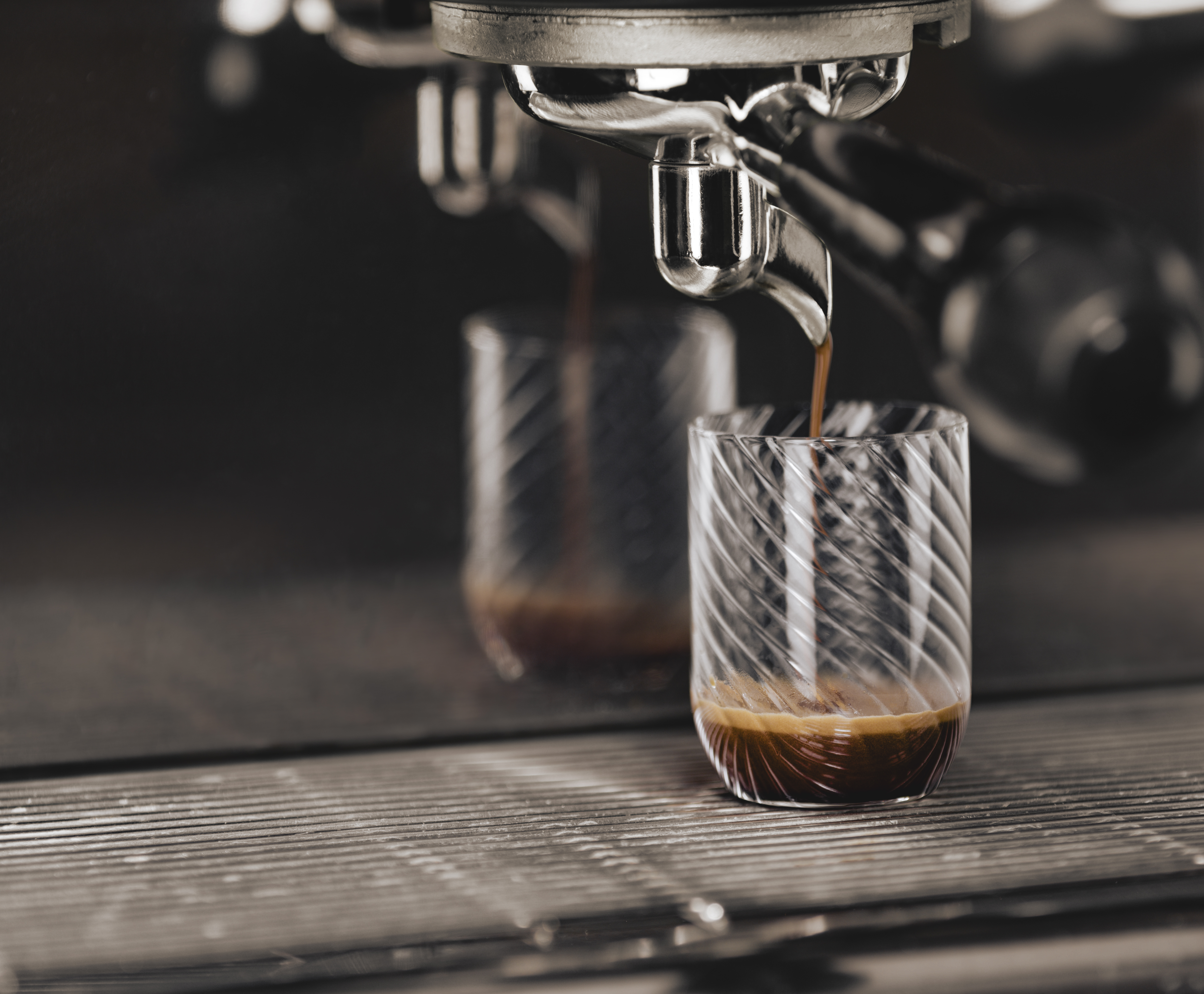 Twist Kaffeebecher unter einer Kaffeemaschine