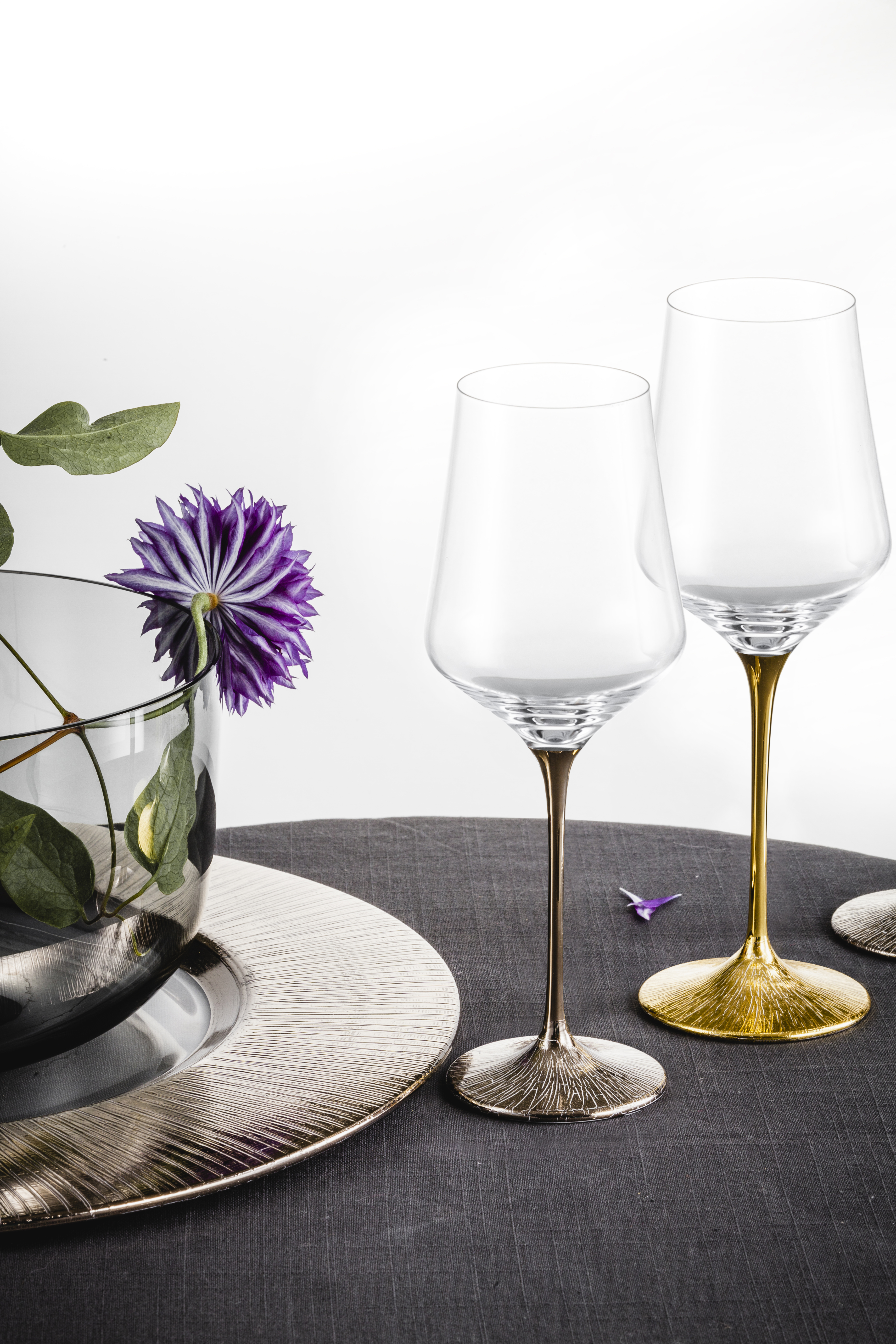 Two wine glasses from the Ravi series in gold and platinum