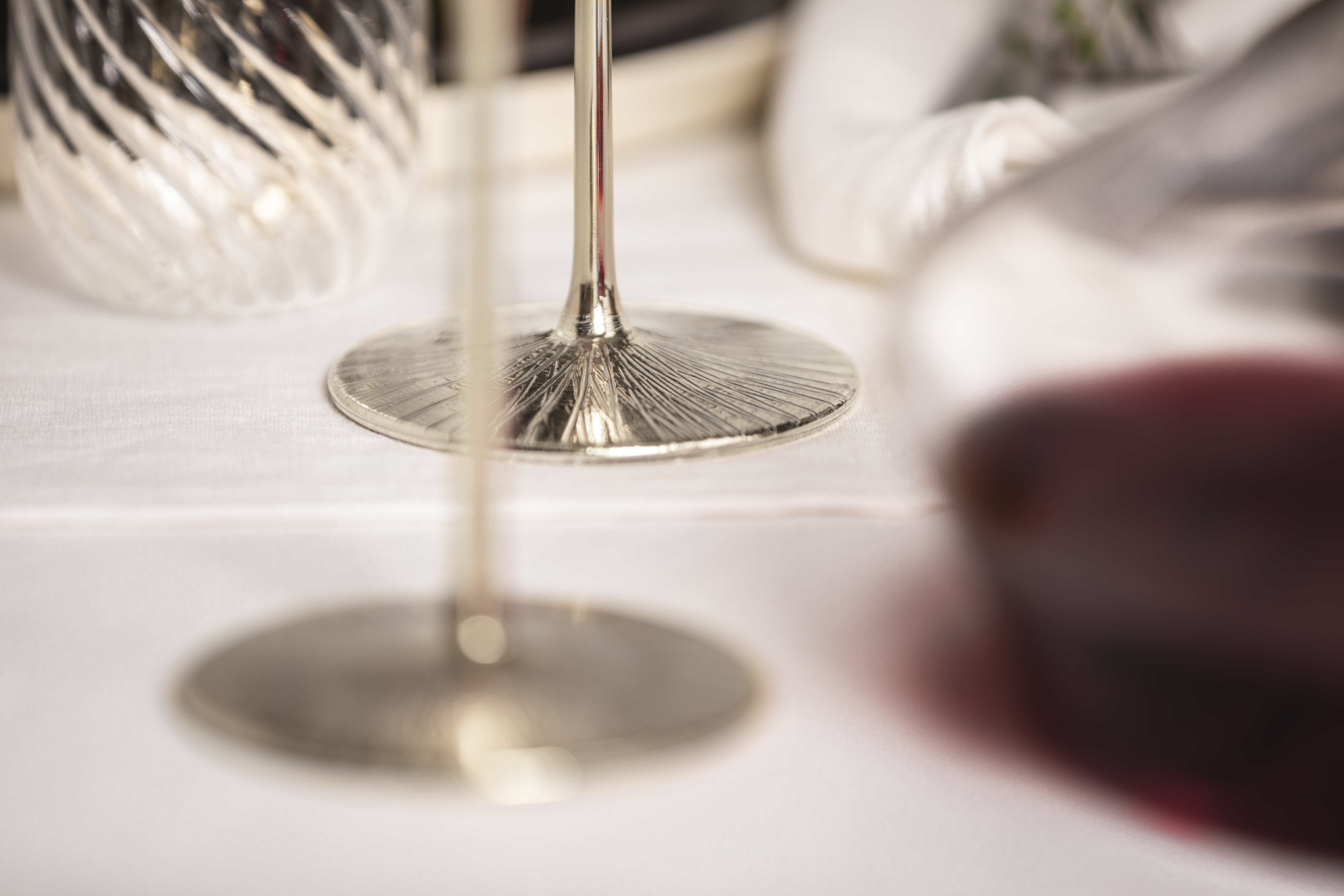 Close-up of the platinum-coloured stem of a wine glass