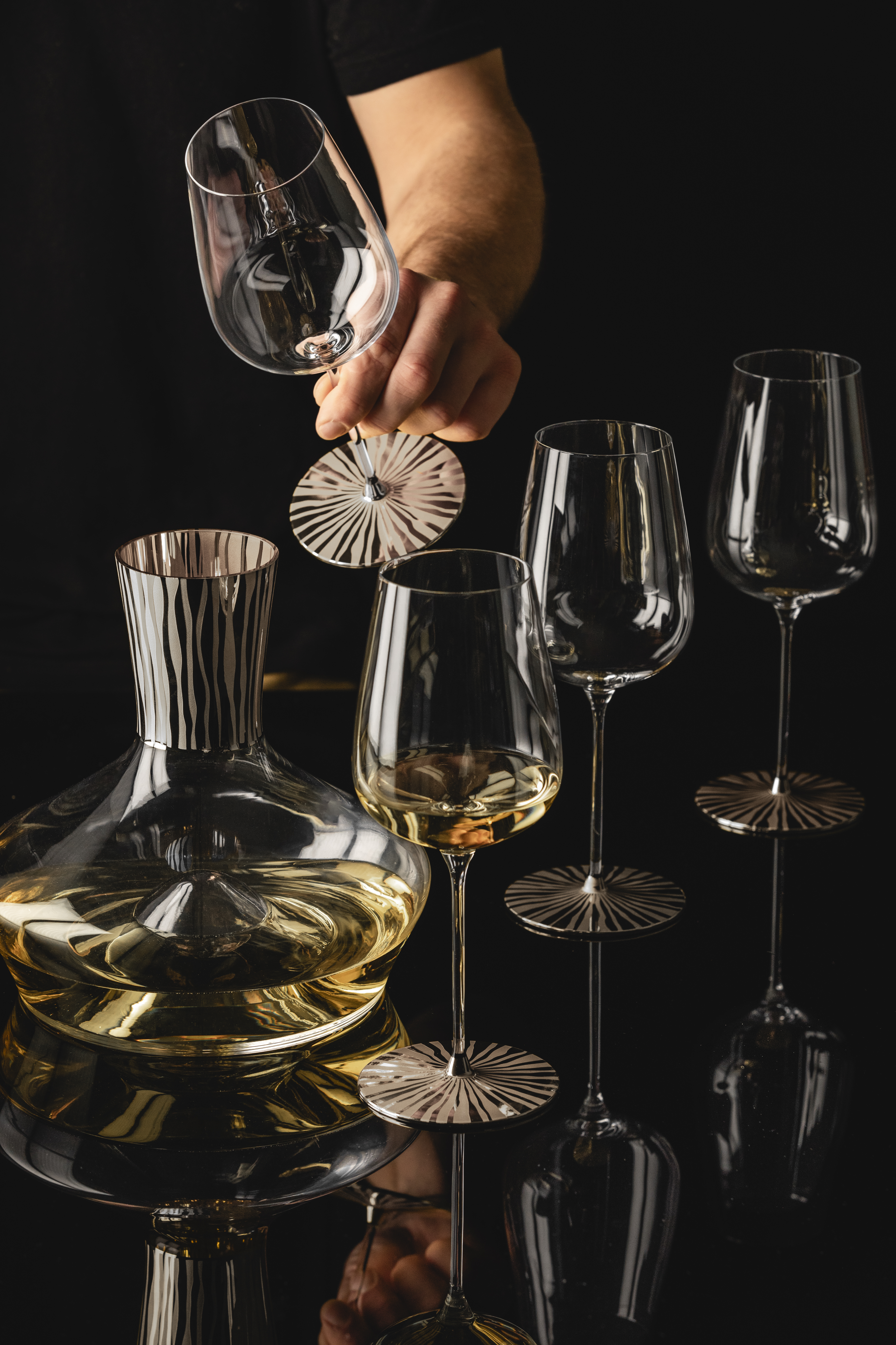 Platinfarbene Dekantierkaraffe mit passenden Gläser auf Tisch