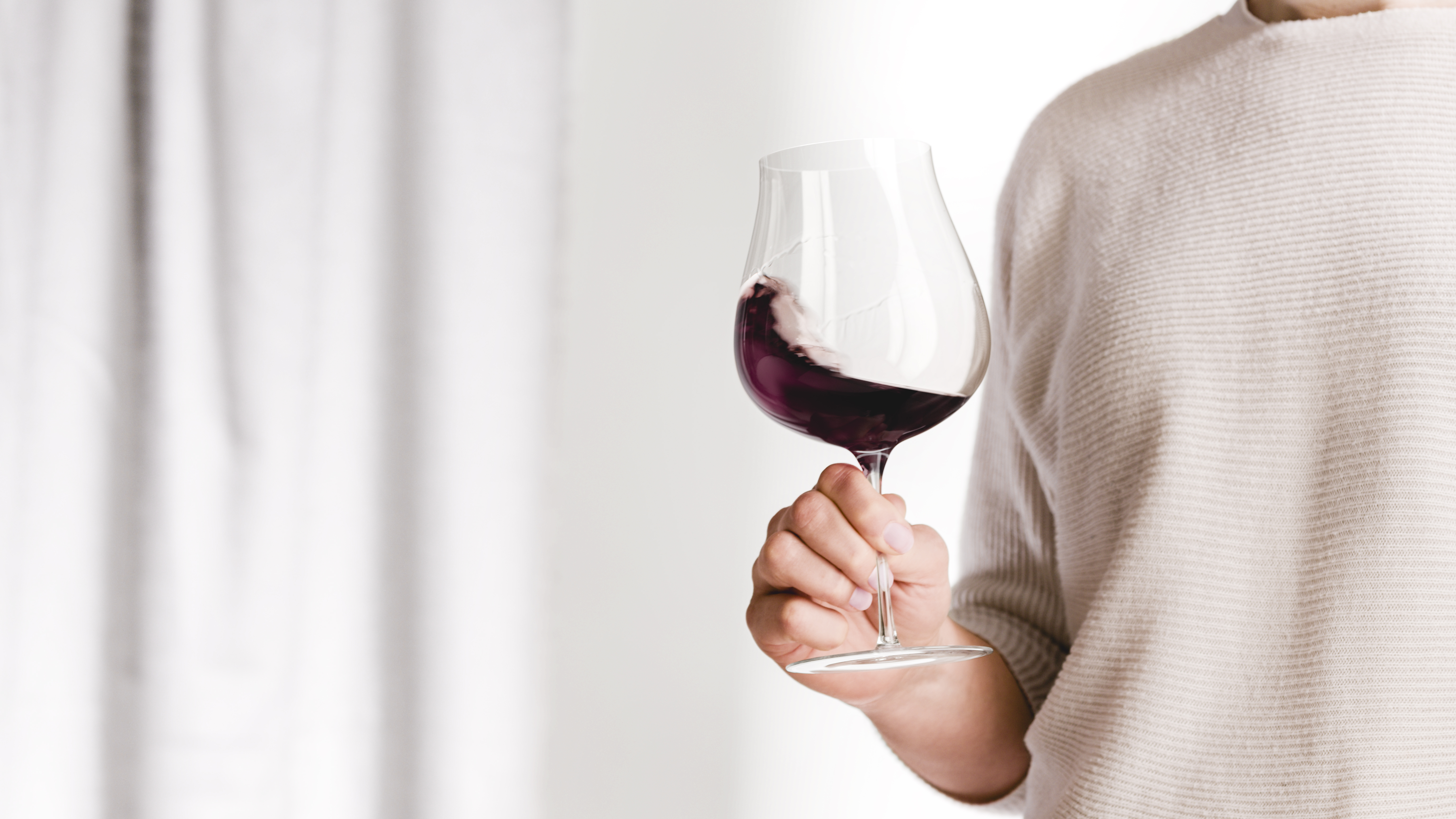 Swivelled barolo glass in hand