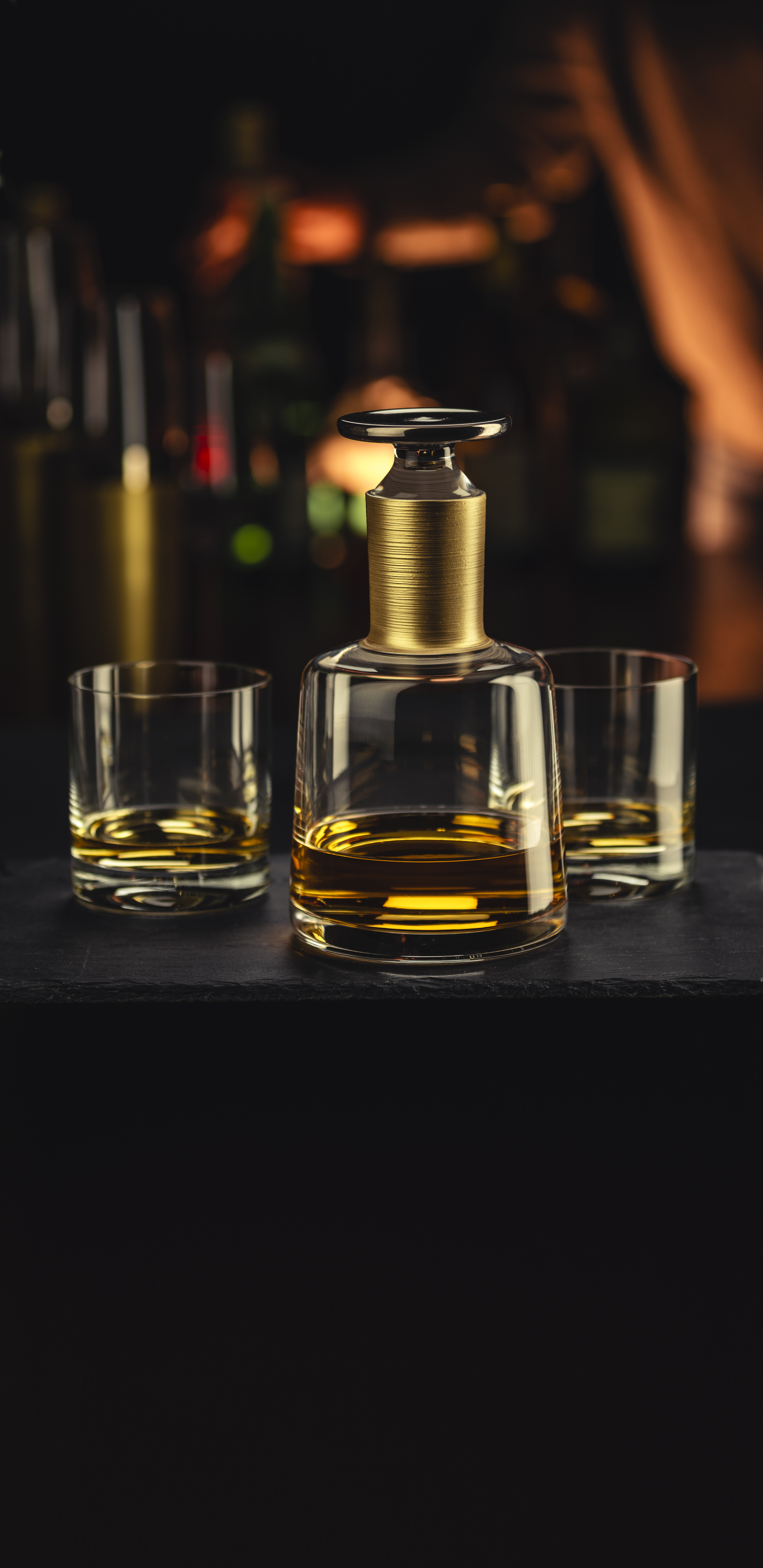 Dunkle Barszene mit Whiksykaraffe und zwei Gläsern