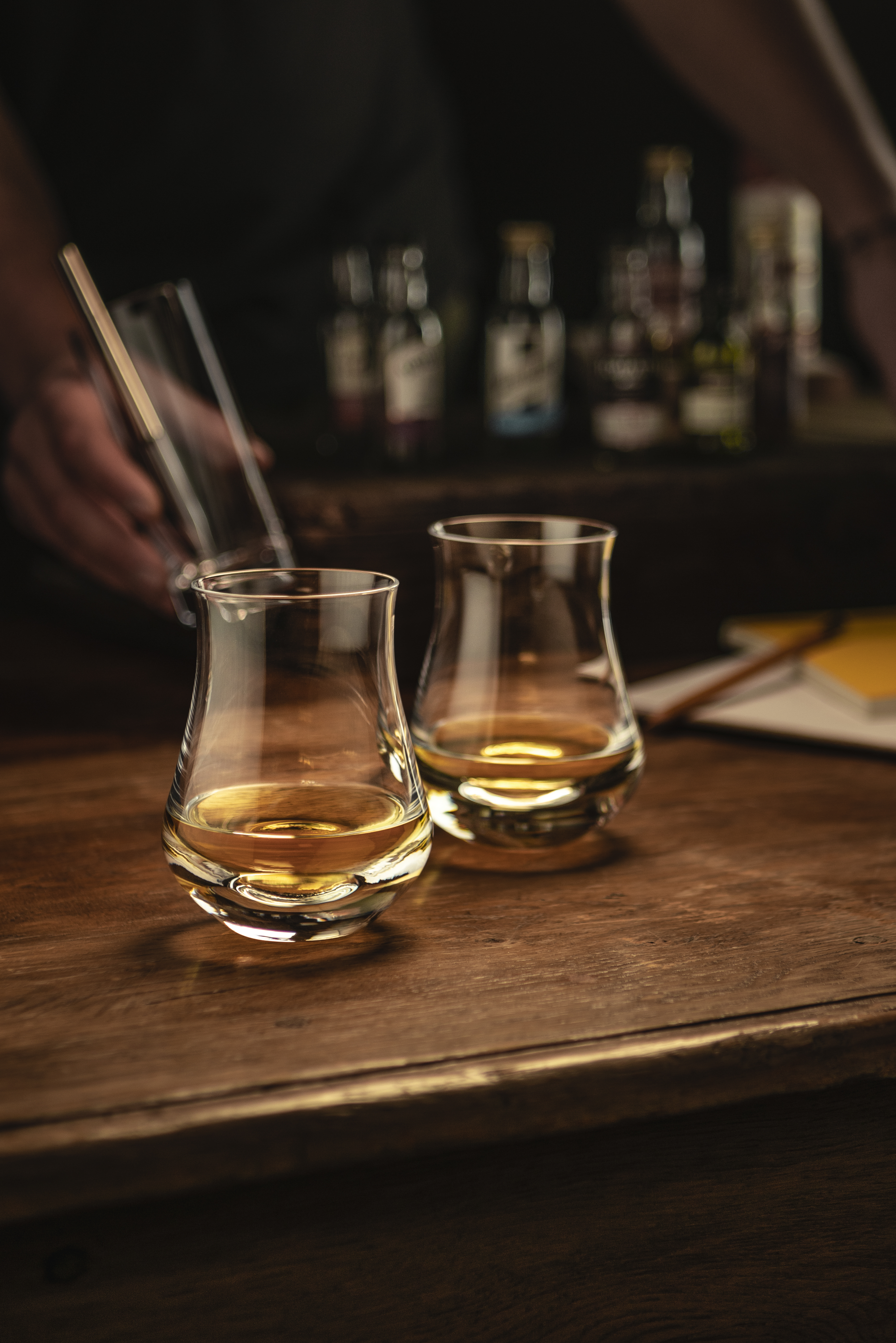 Zwei Whiskygläser auf Bar