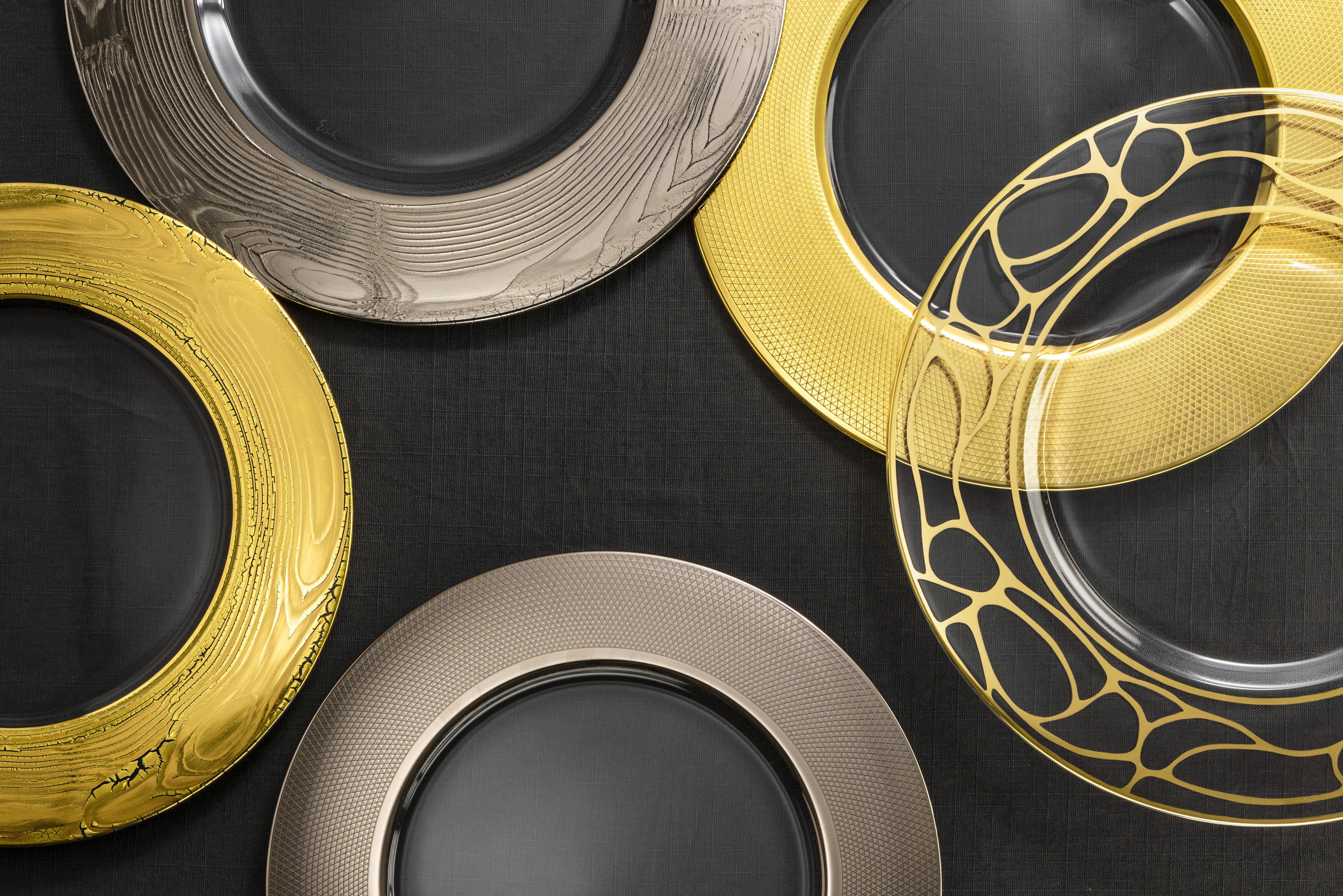 Various plate decorations in gold and platinum