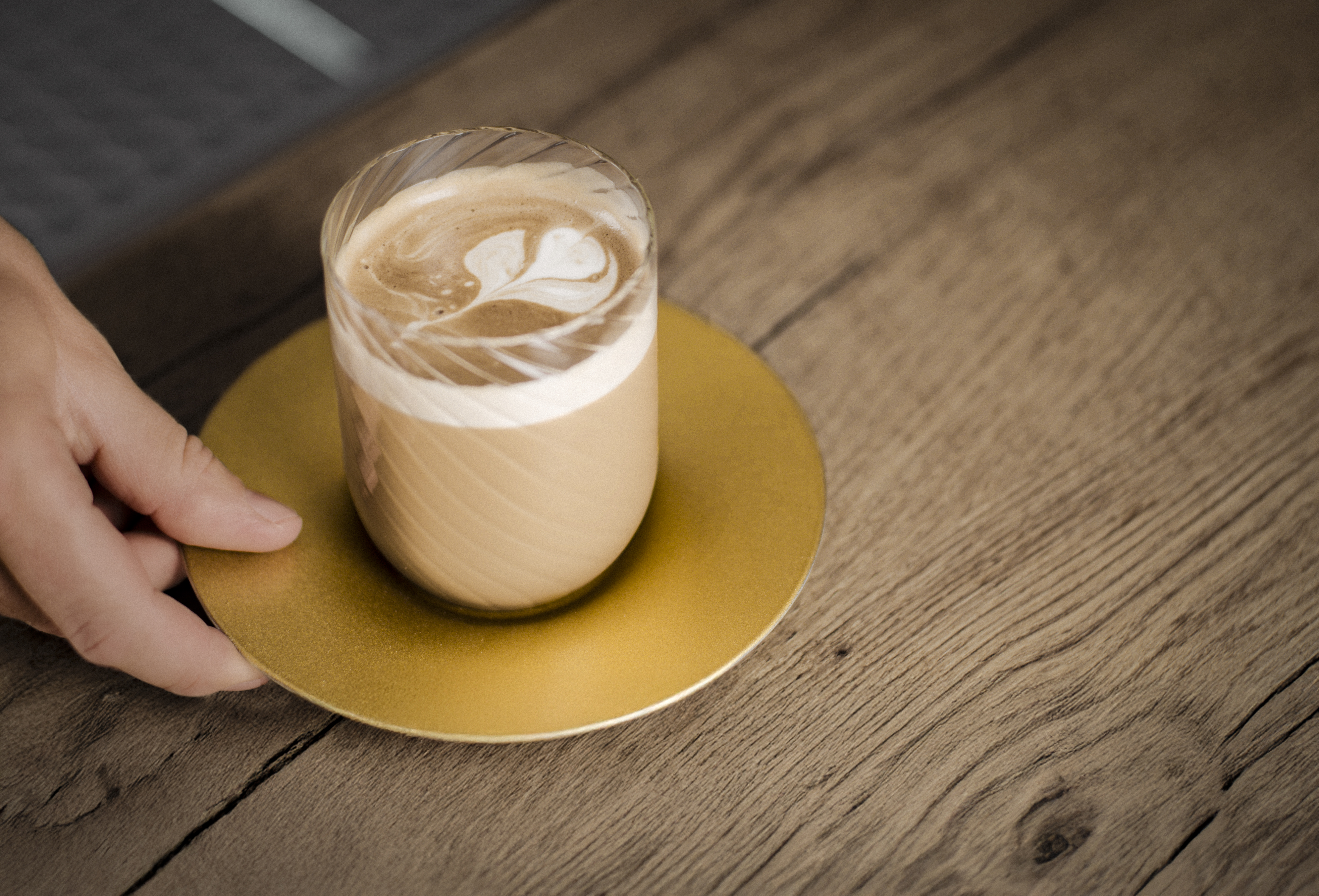 Kaffee in Twist Kaffeebecher und Golduntertasse