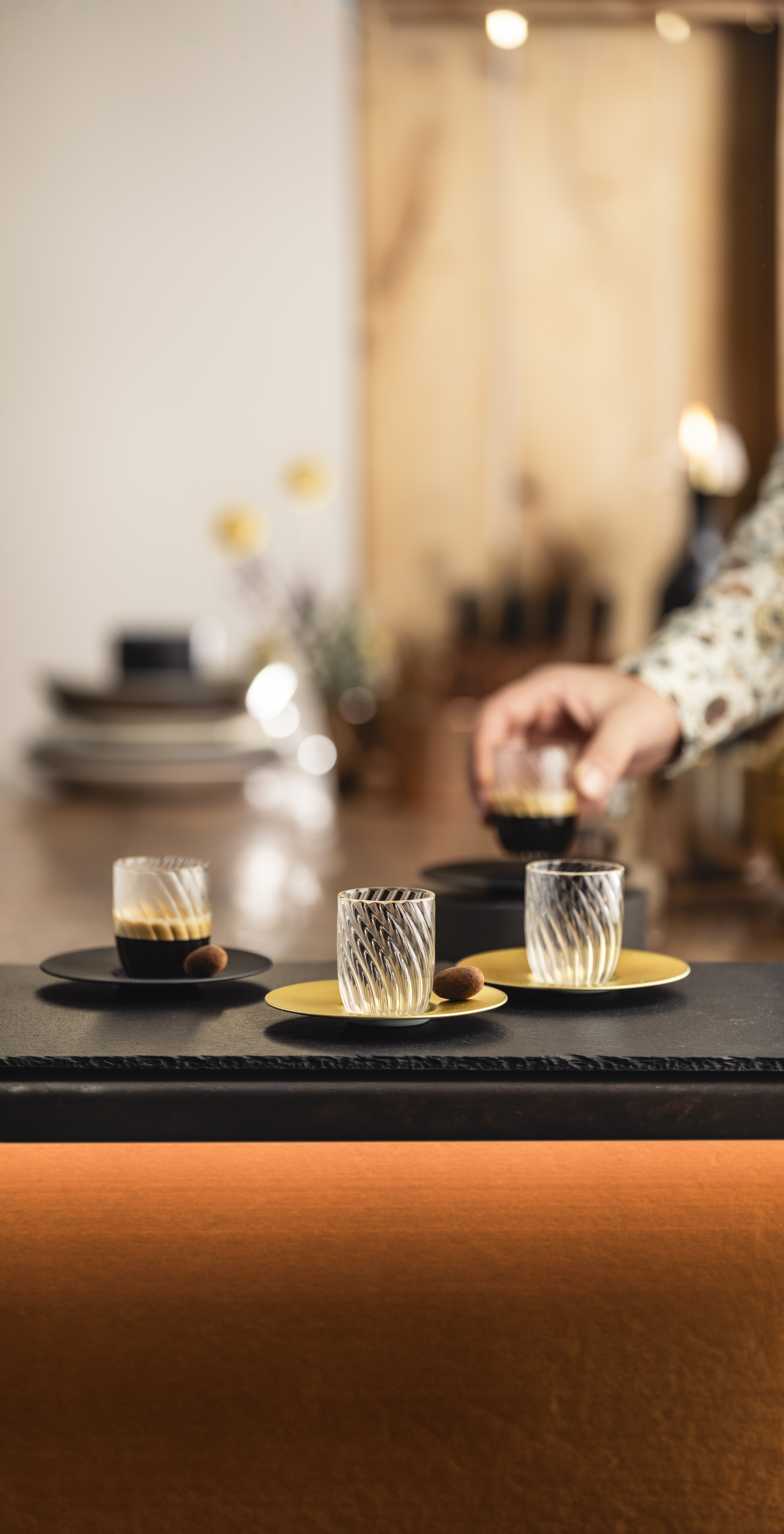 Kaffessets von Twist auf einer Bar