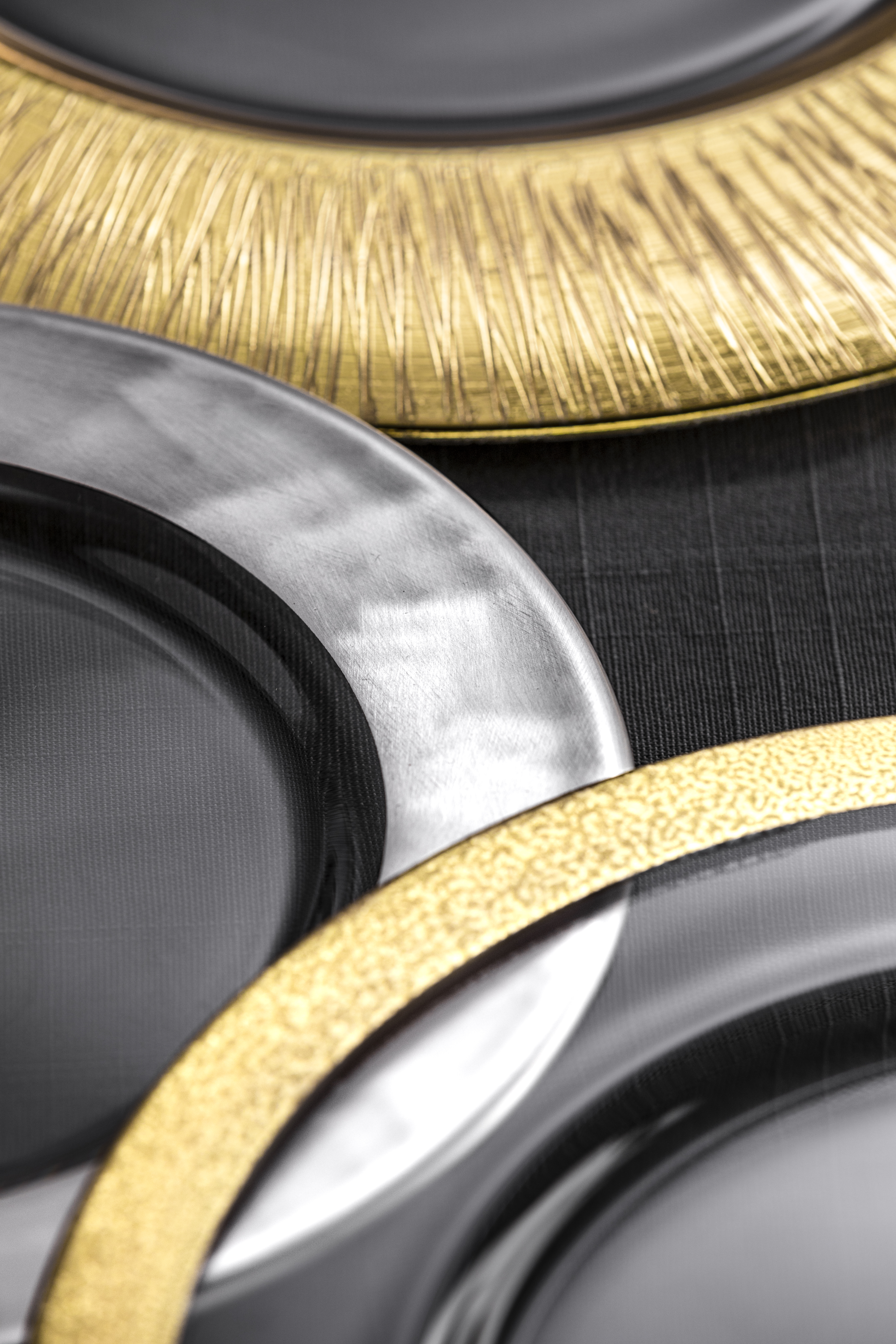 Verschiedene Teller mit gold oder silberrand