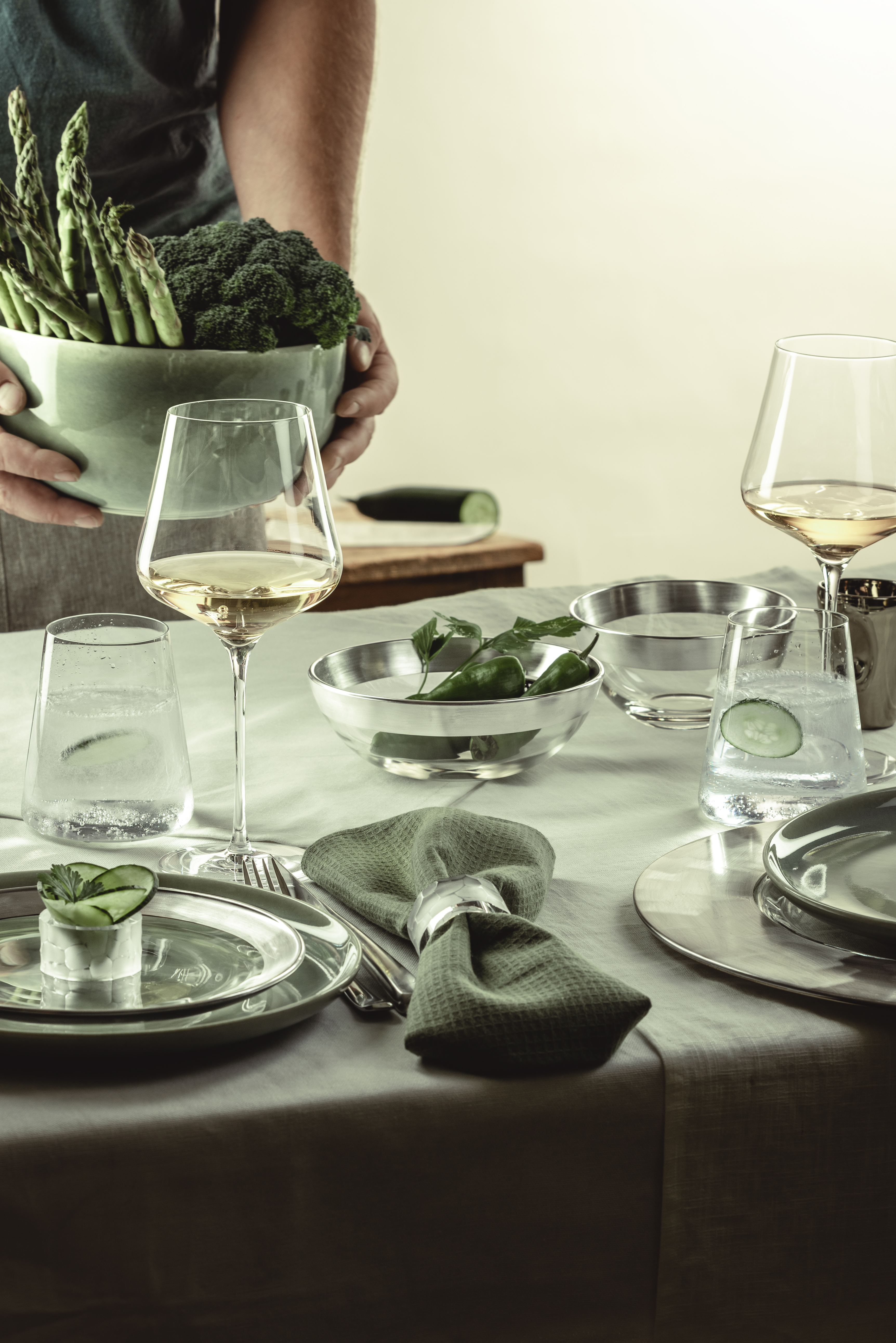 Gedeckter Tisch in silber und grün Tönen mit Weingläsern darauf
