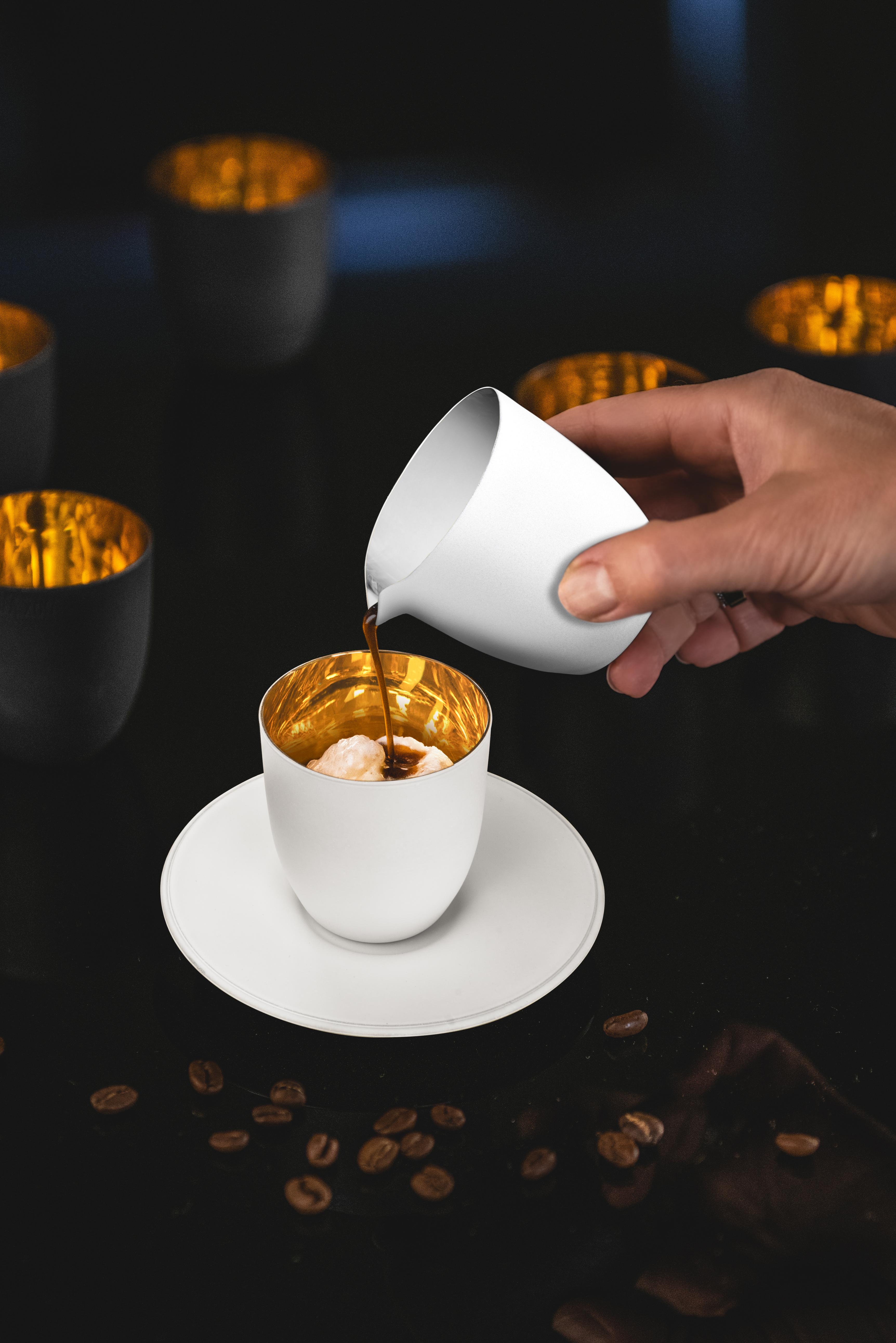 Weiß/Goldenes Affogato Set beim übergießen von Eis