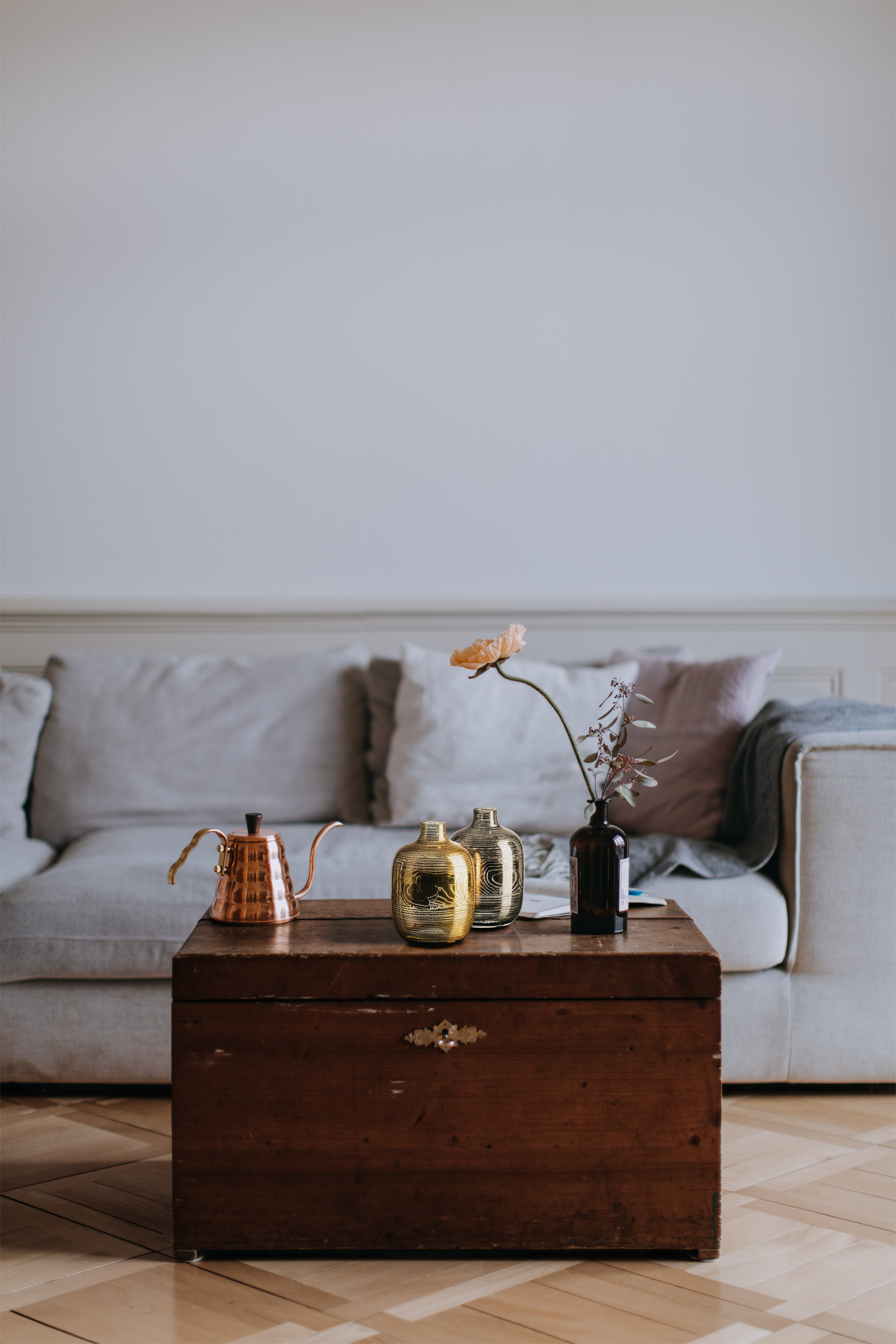 Two vases in silver and gold on a coffee table