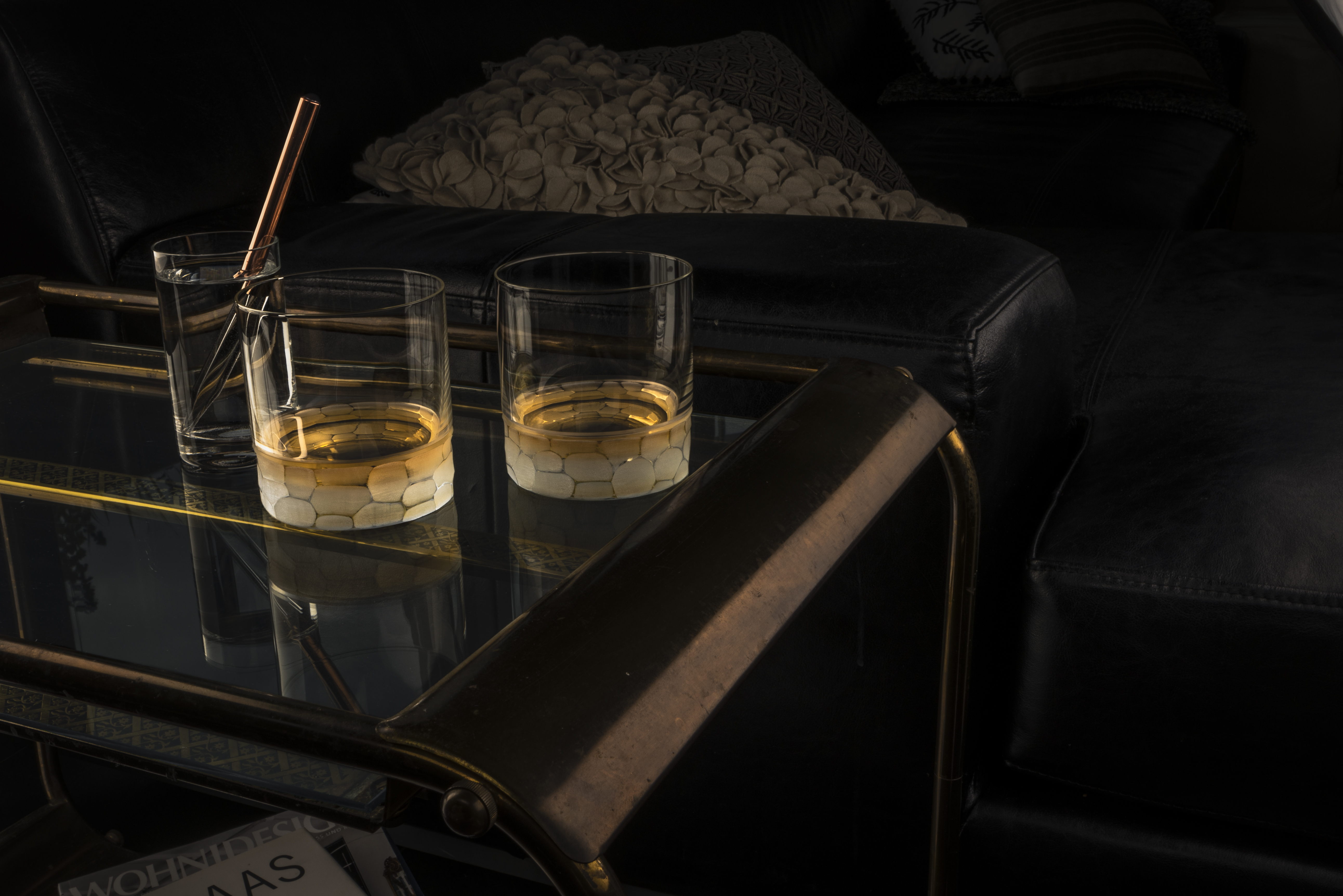 Two whisky glasses with platinum whisky pipette