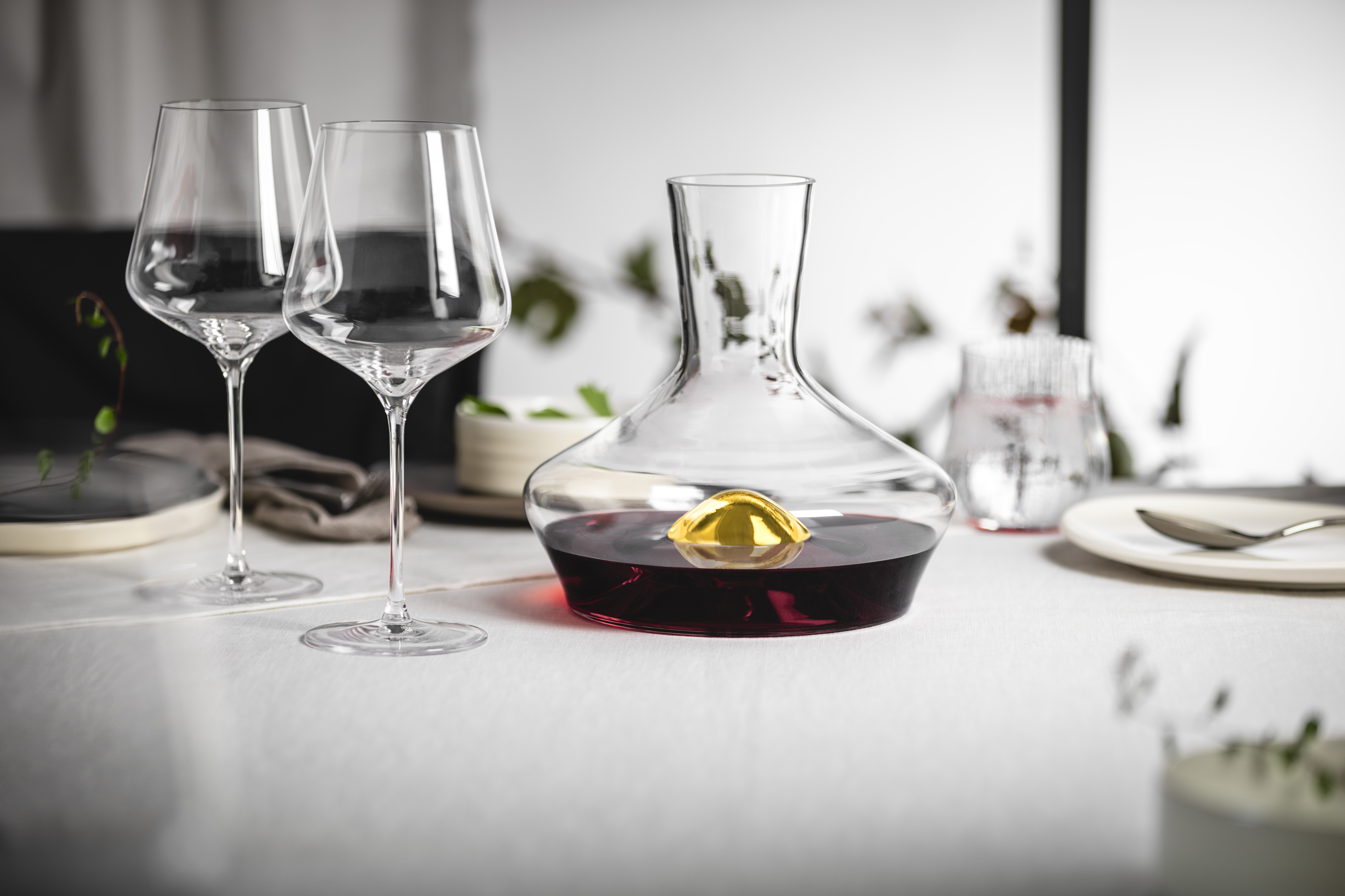 Dekantierkaraffe mit gold auf Tisch