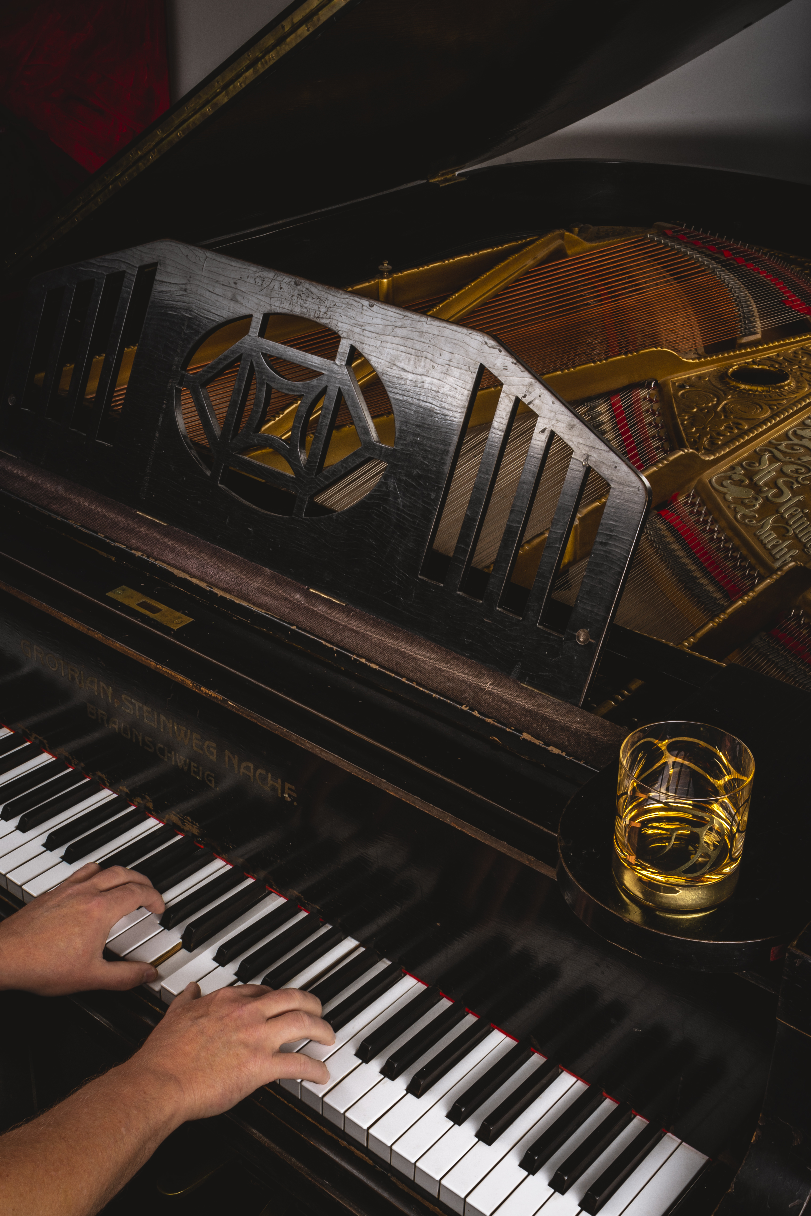 Piano player with whisky tumbler with gold pattern