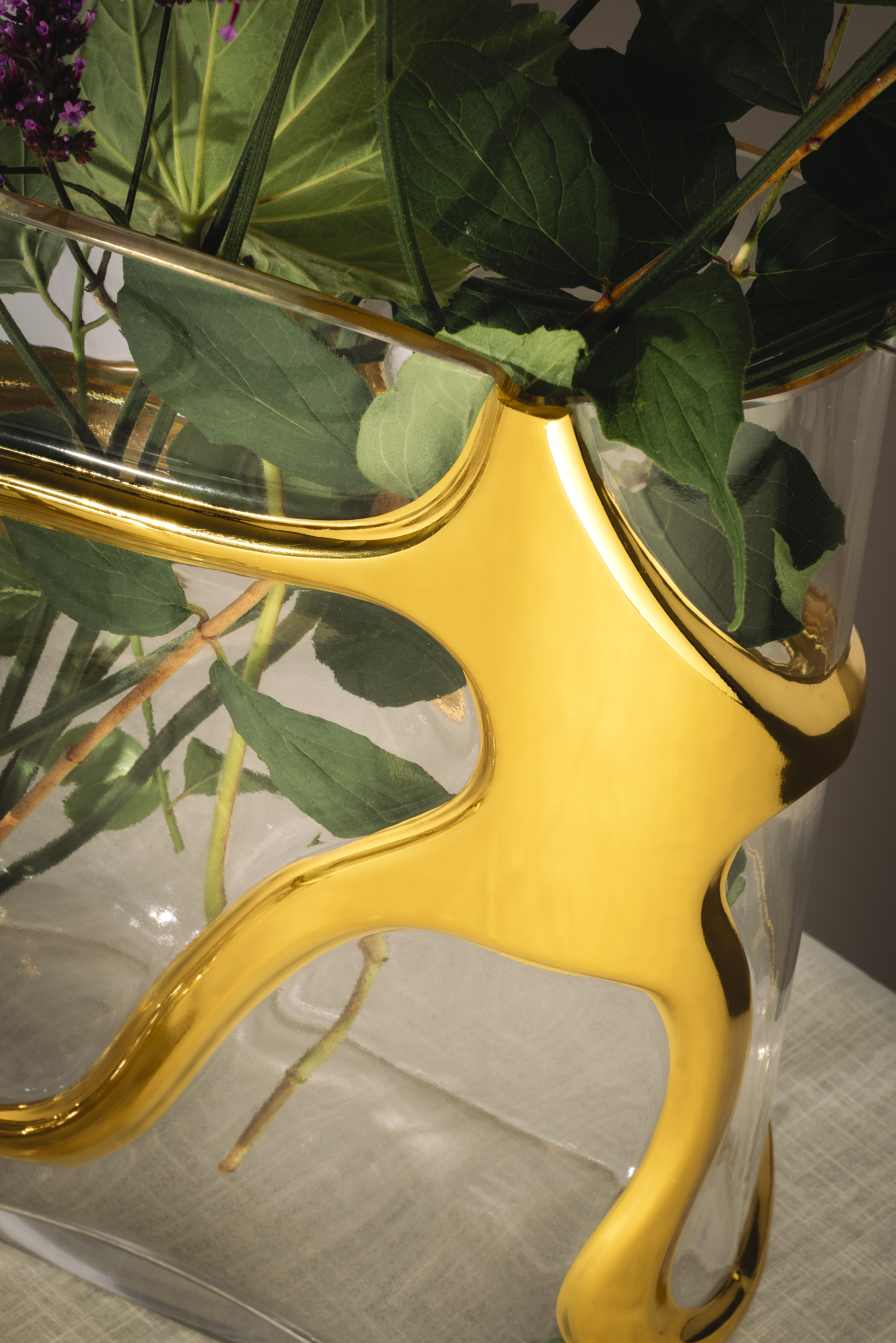 Close-up of the gold pattern on the Stargate vase