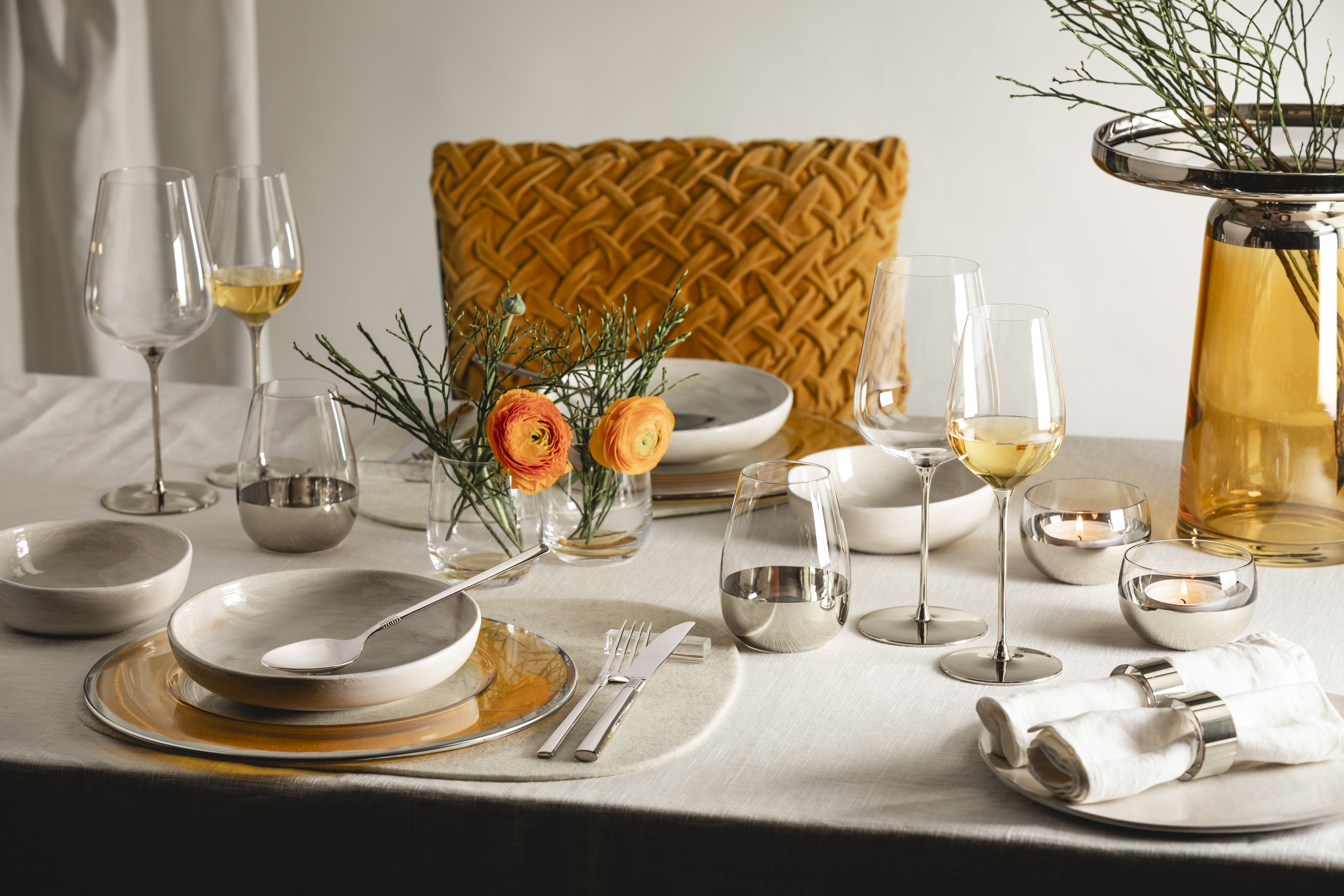 Richly laid table in platinum and orange tones