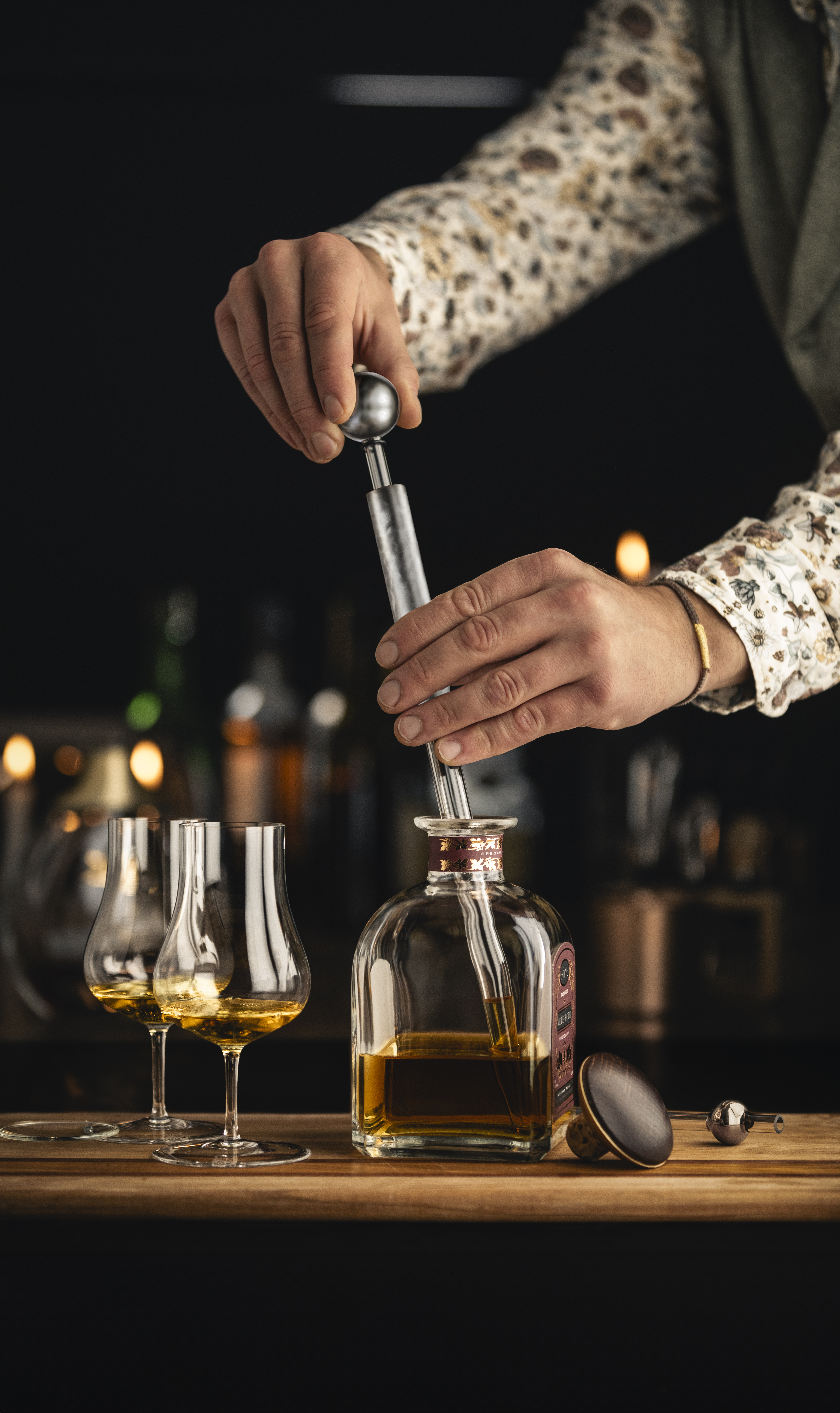 Nutzung einer Whiskypipette in einer Bar