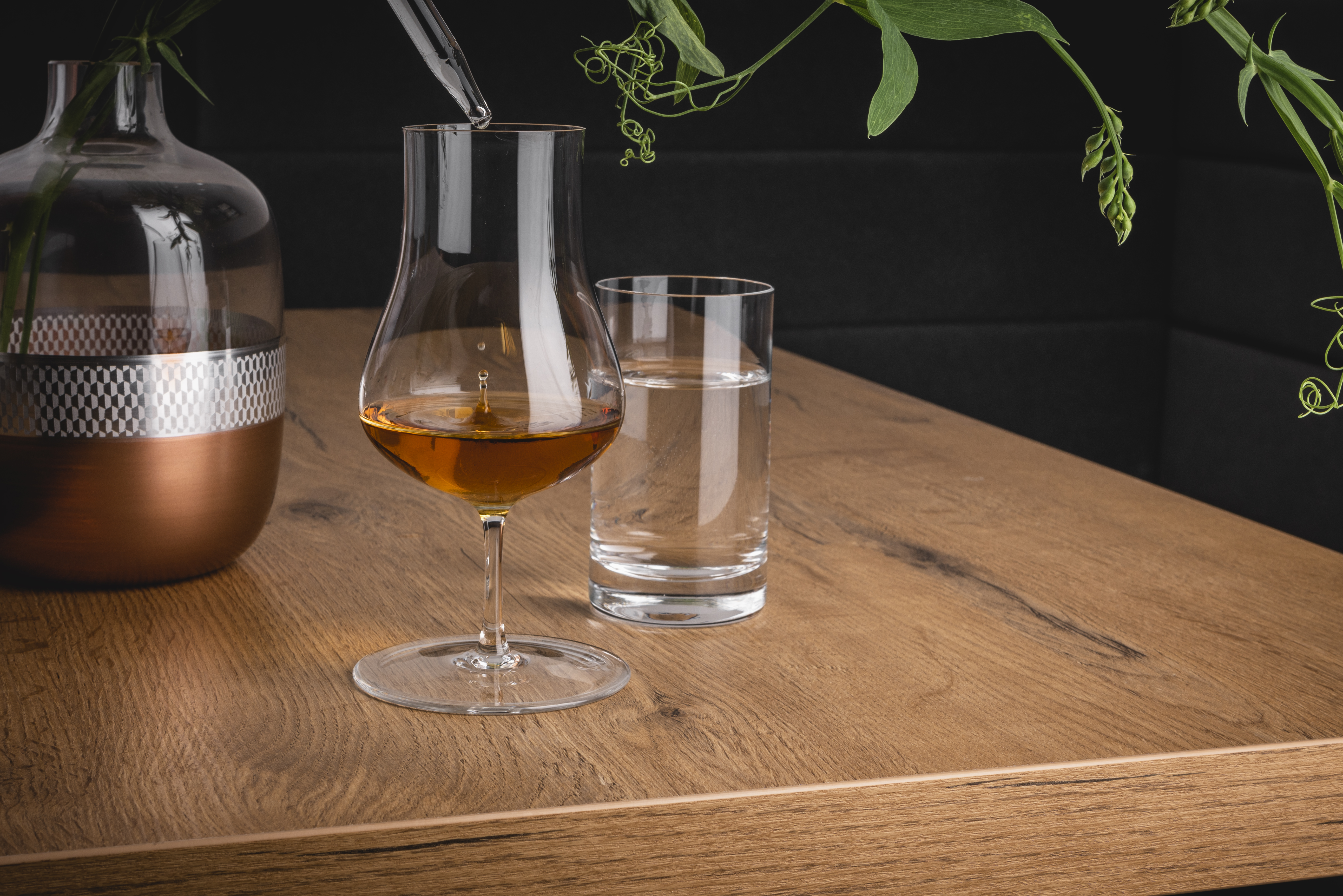 Zwei Gläser mit Vase auf Tisch