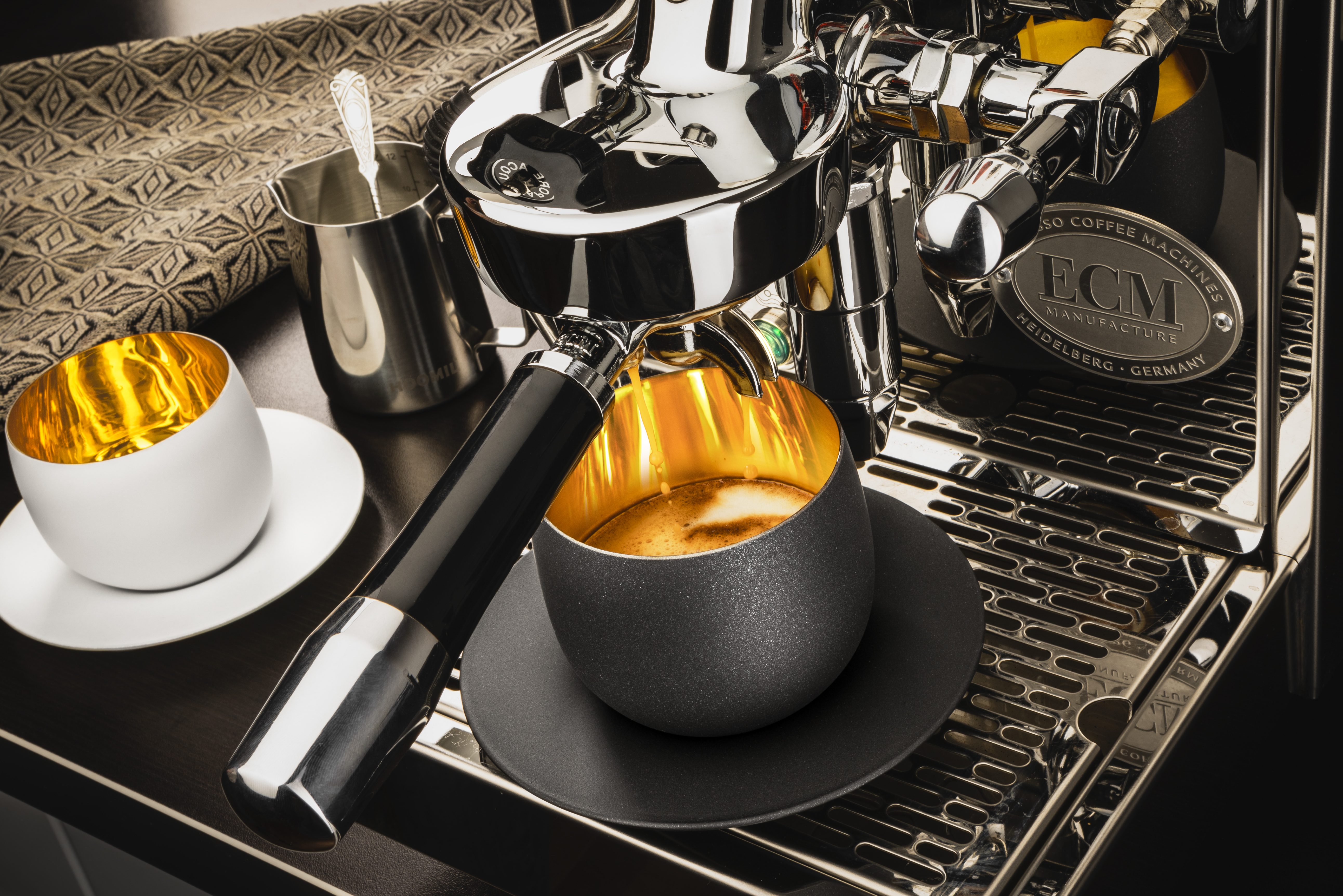 Cosmo Gold cappuccino glasses in coffee machine