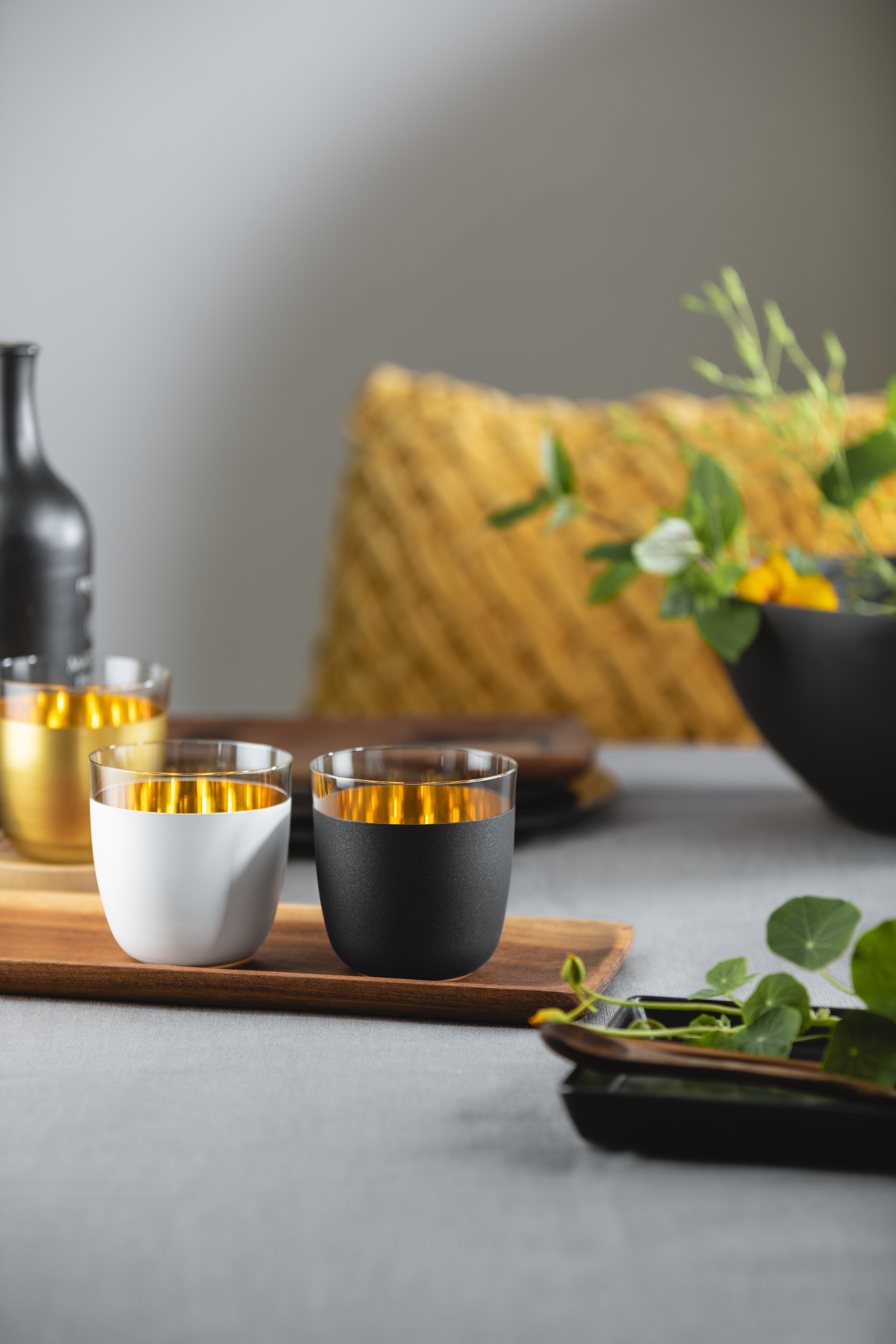 Drei Cosmo Gold Becher auf Tisch