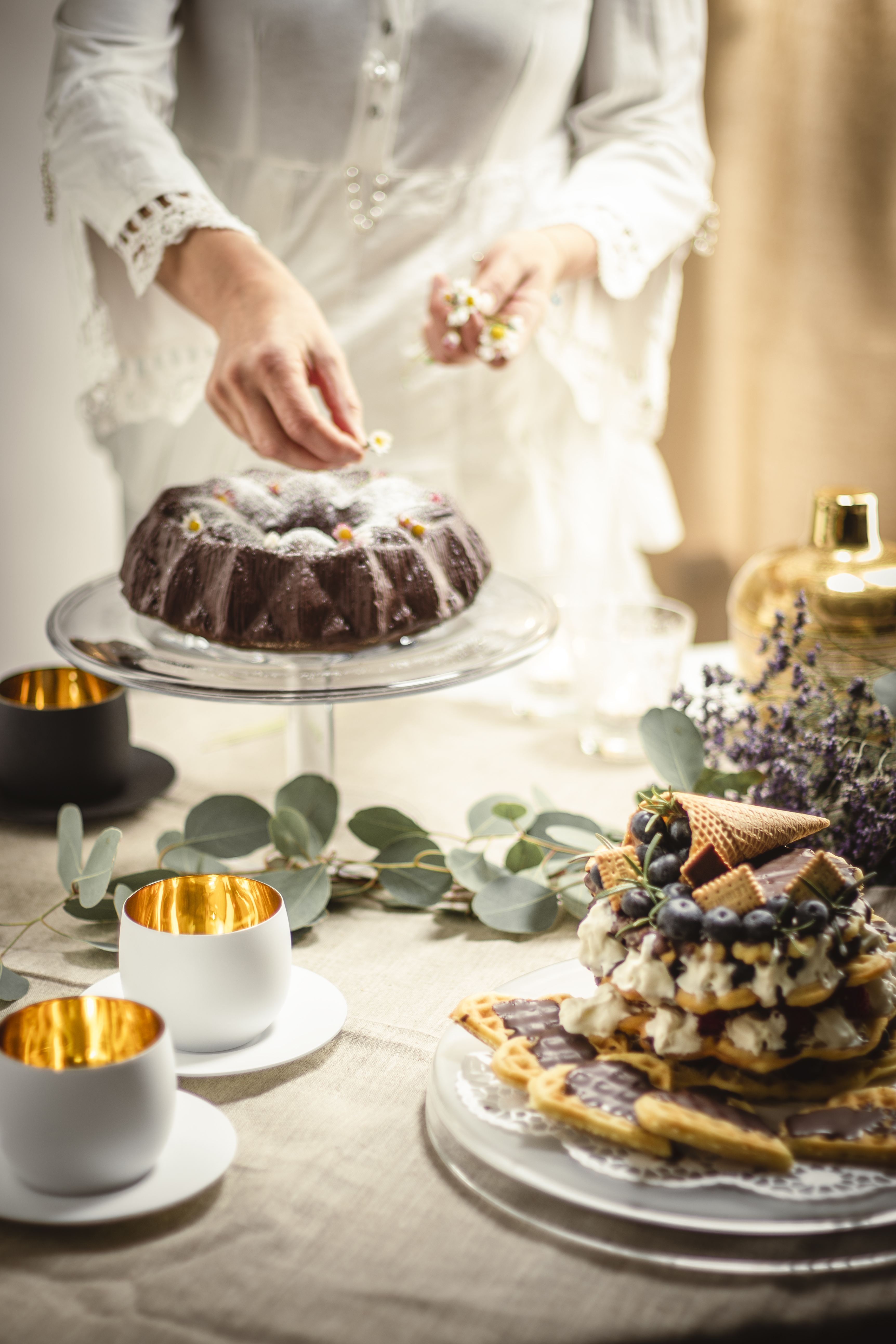Cosmo Gold cappuccino glasses on festively decorated table