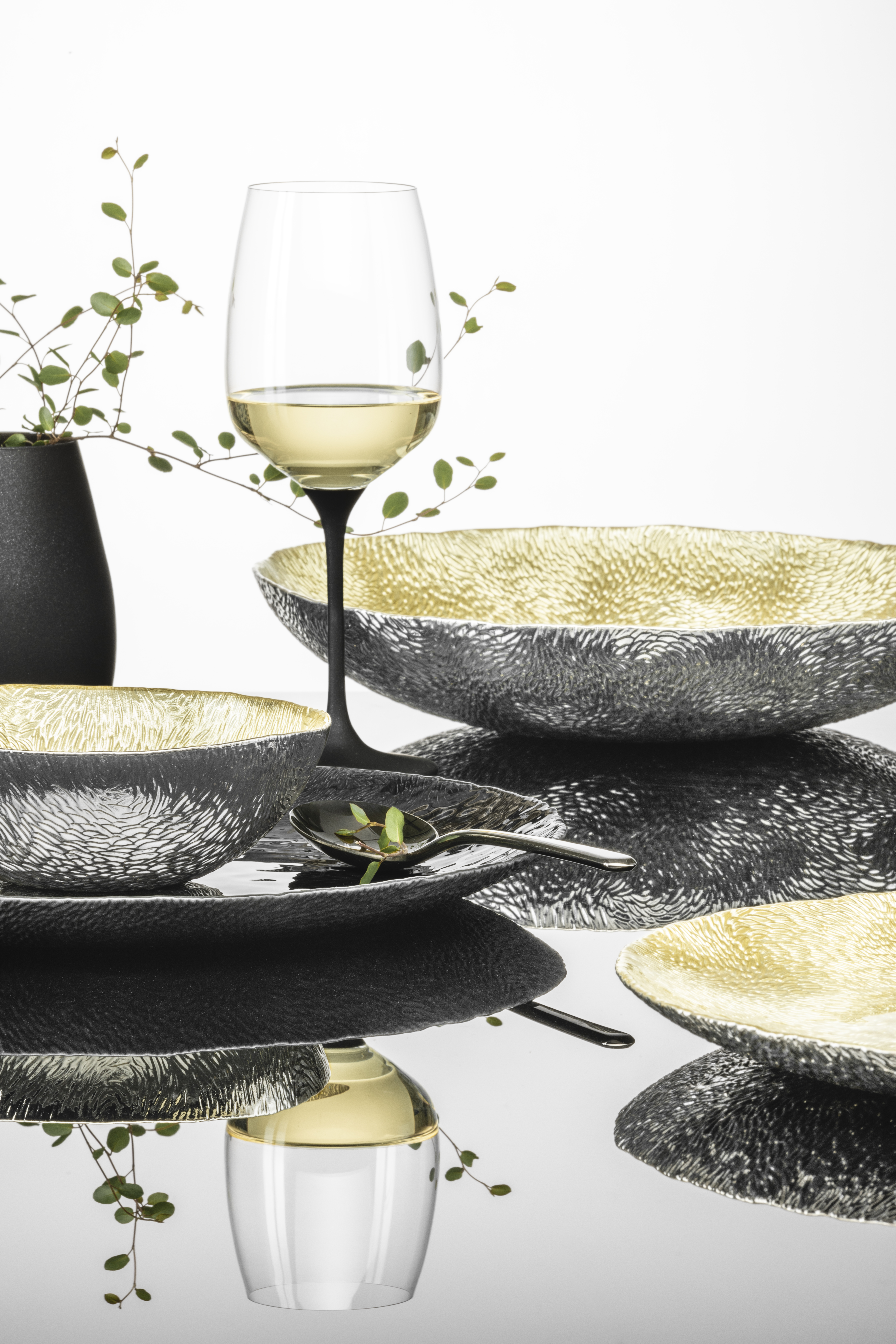 Tisch in silber/schwarz mit Schalen und Weinglas