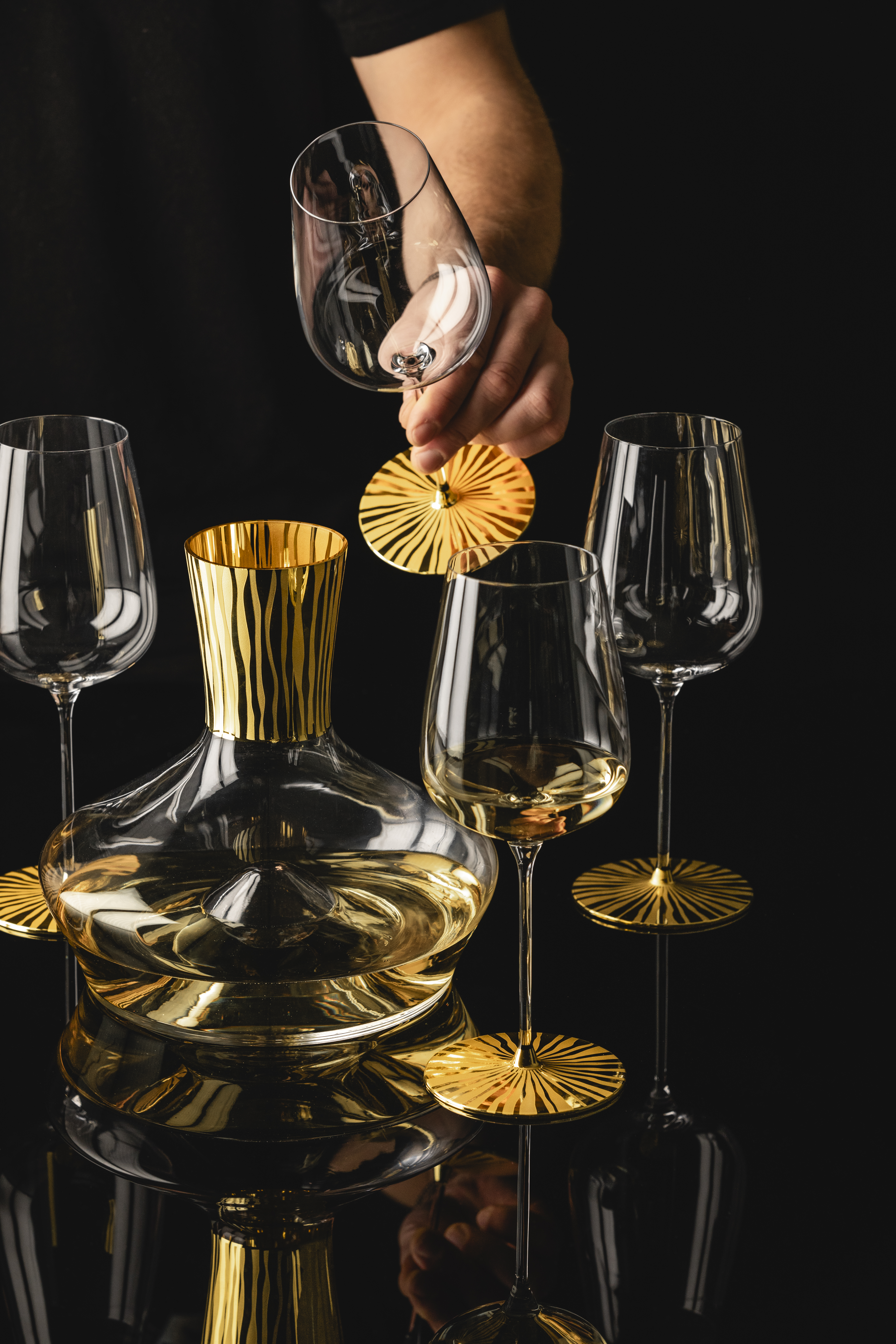 Goldene Dekantierkaraffe mit passenden Gläser auf Tisch