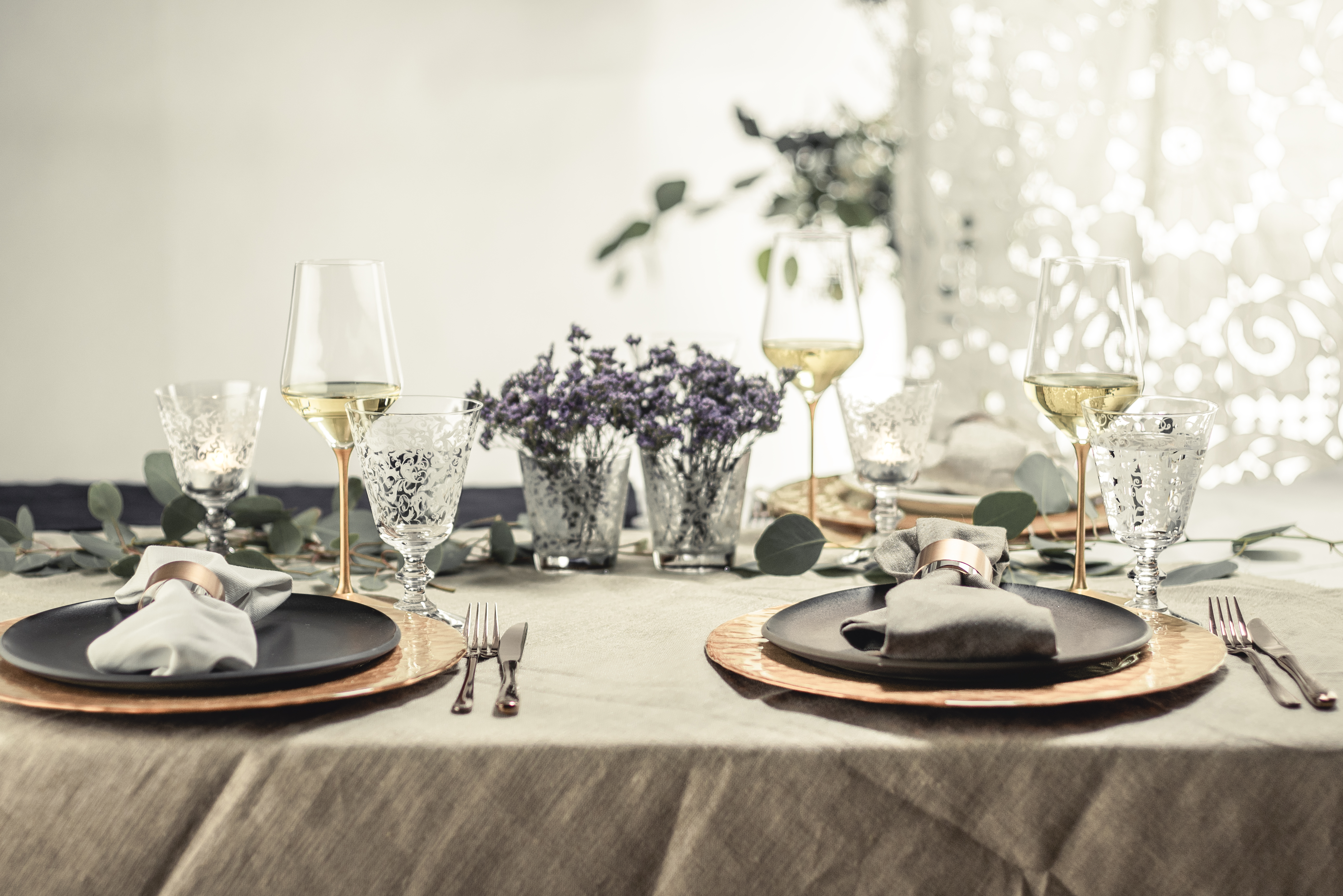 Edel gedeckter Tisch in weiß und kupfertönen