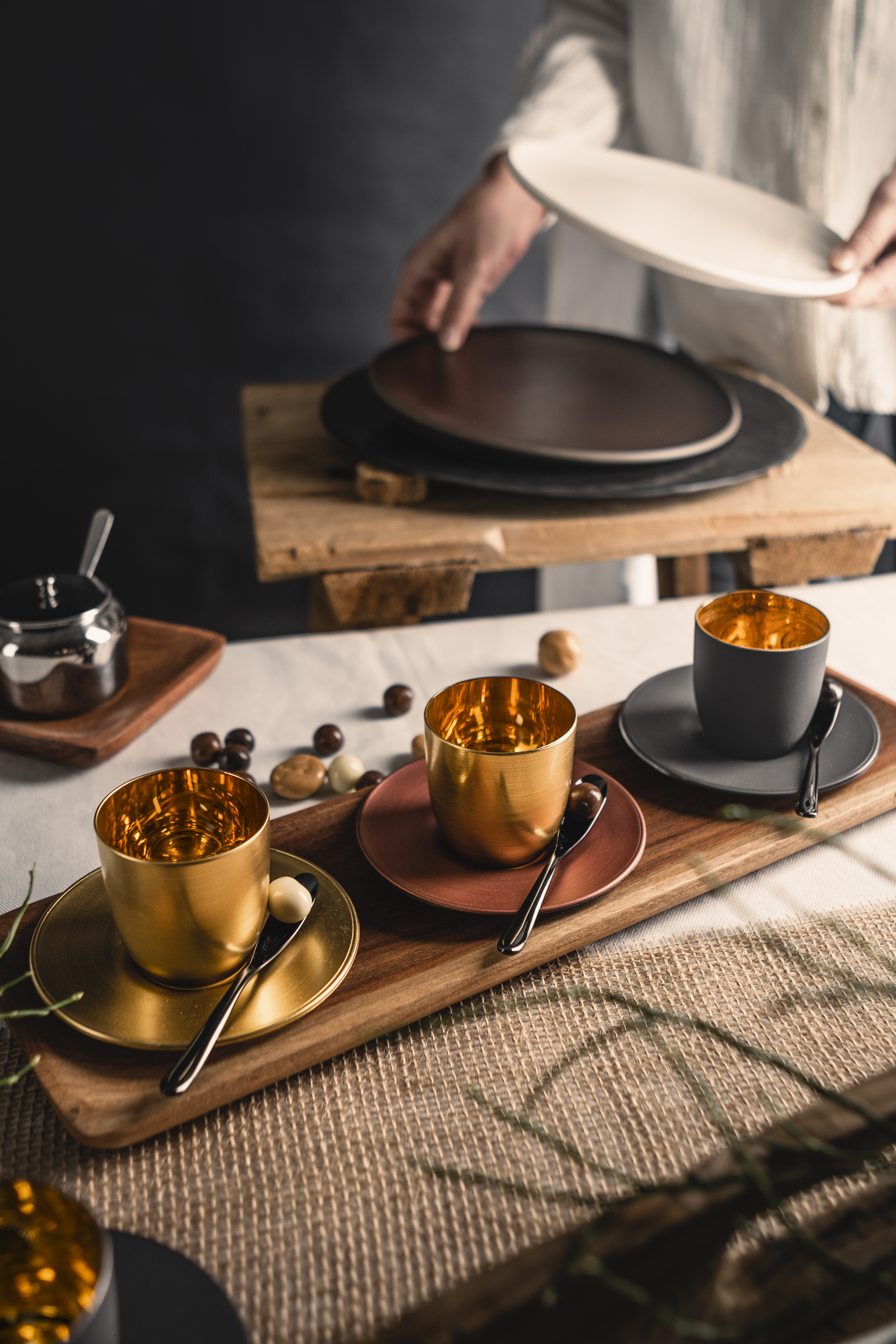 Drei Espressosets auf Holztablett