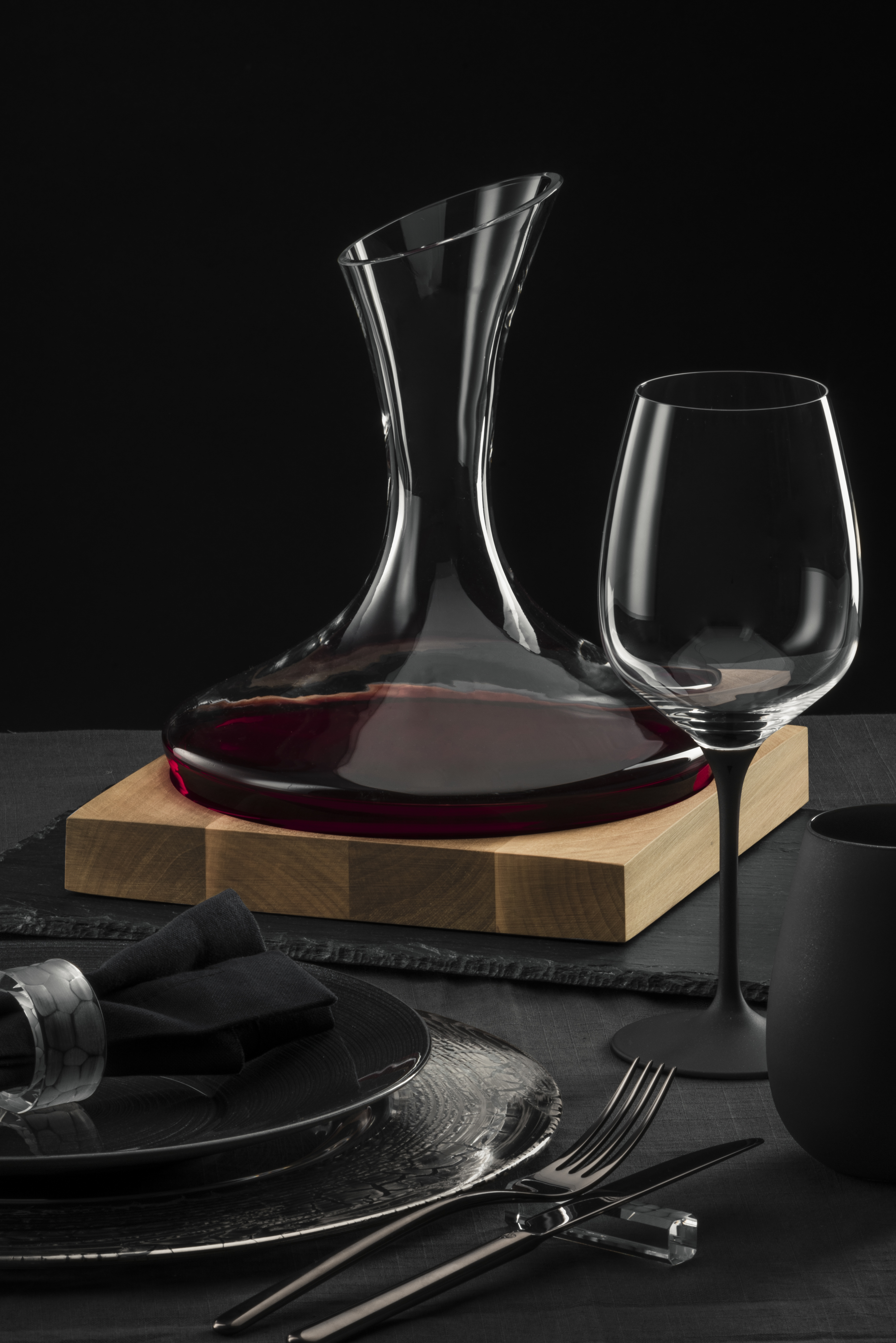 Wood Edition carafe with a wine glass with black stem