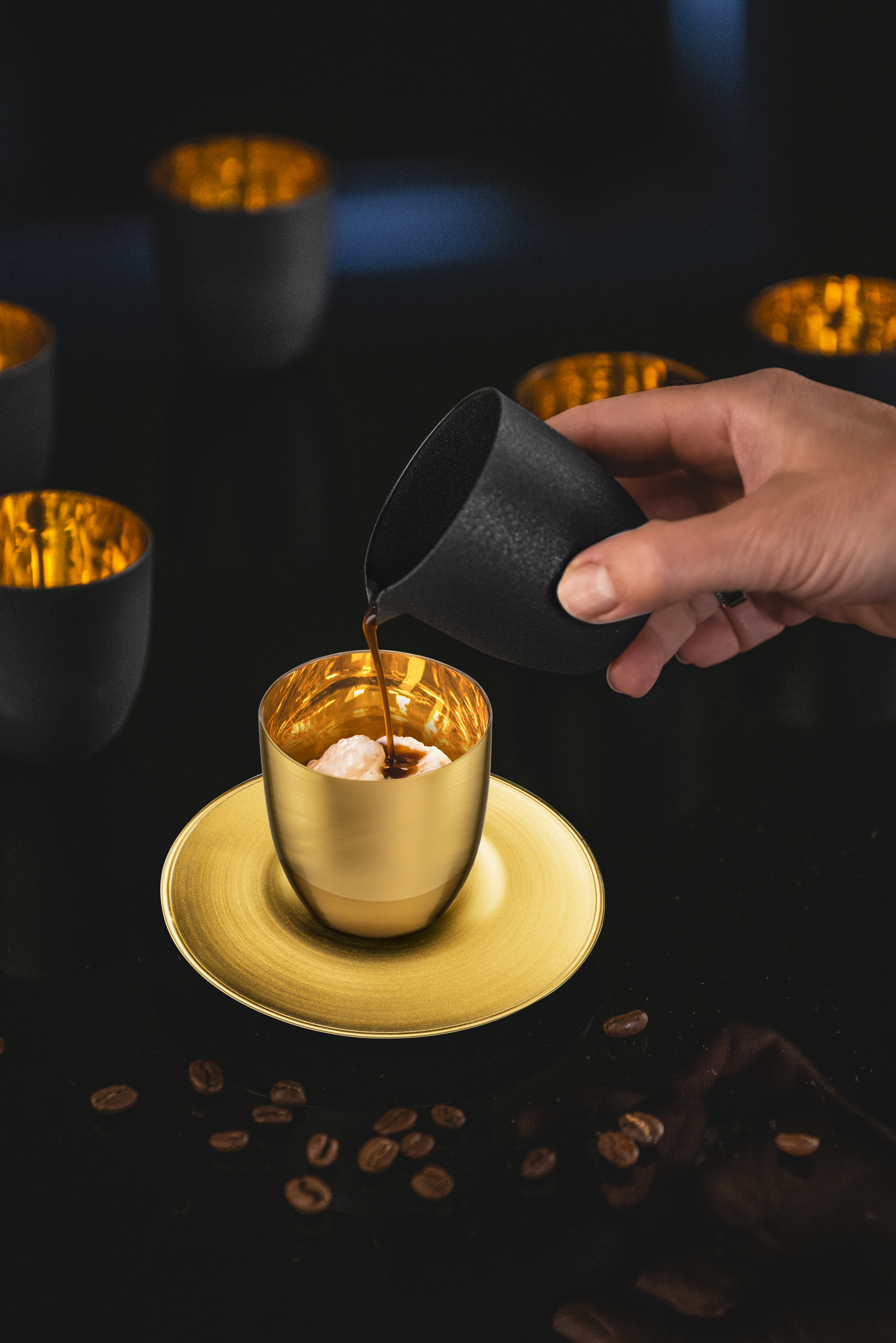 Gold/schwarzes Affogato Set beim übergießen von Eis