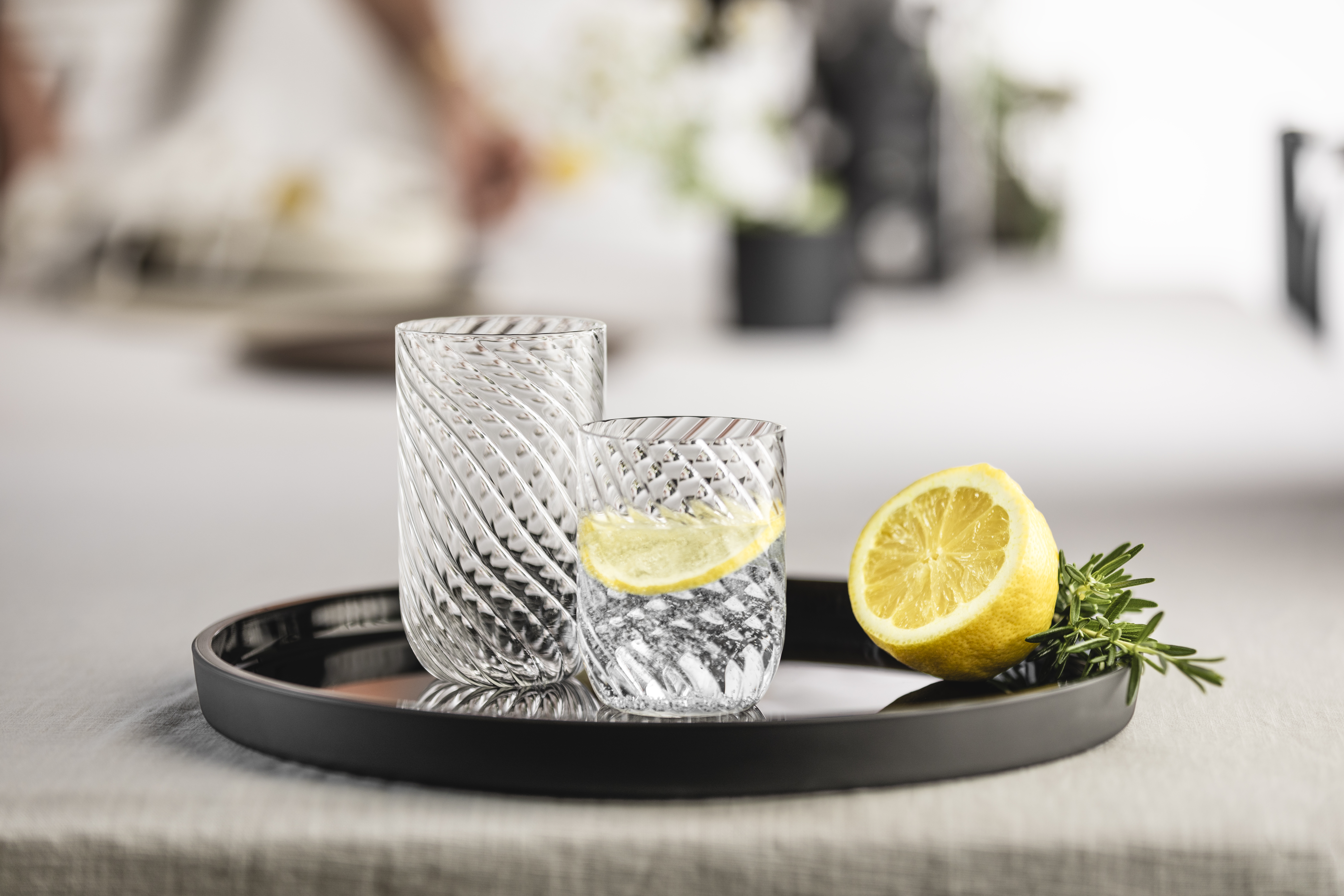 Twist Becher mit Wasser und Zitrone gefüllt