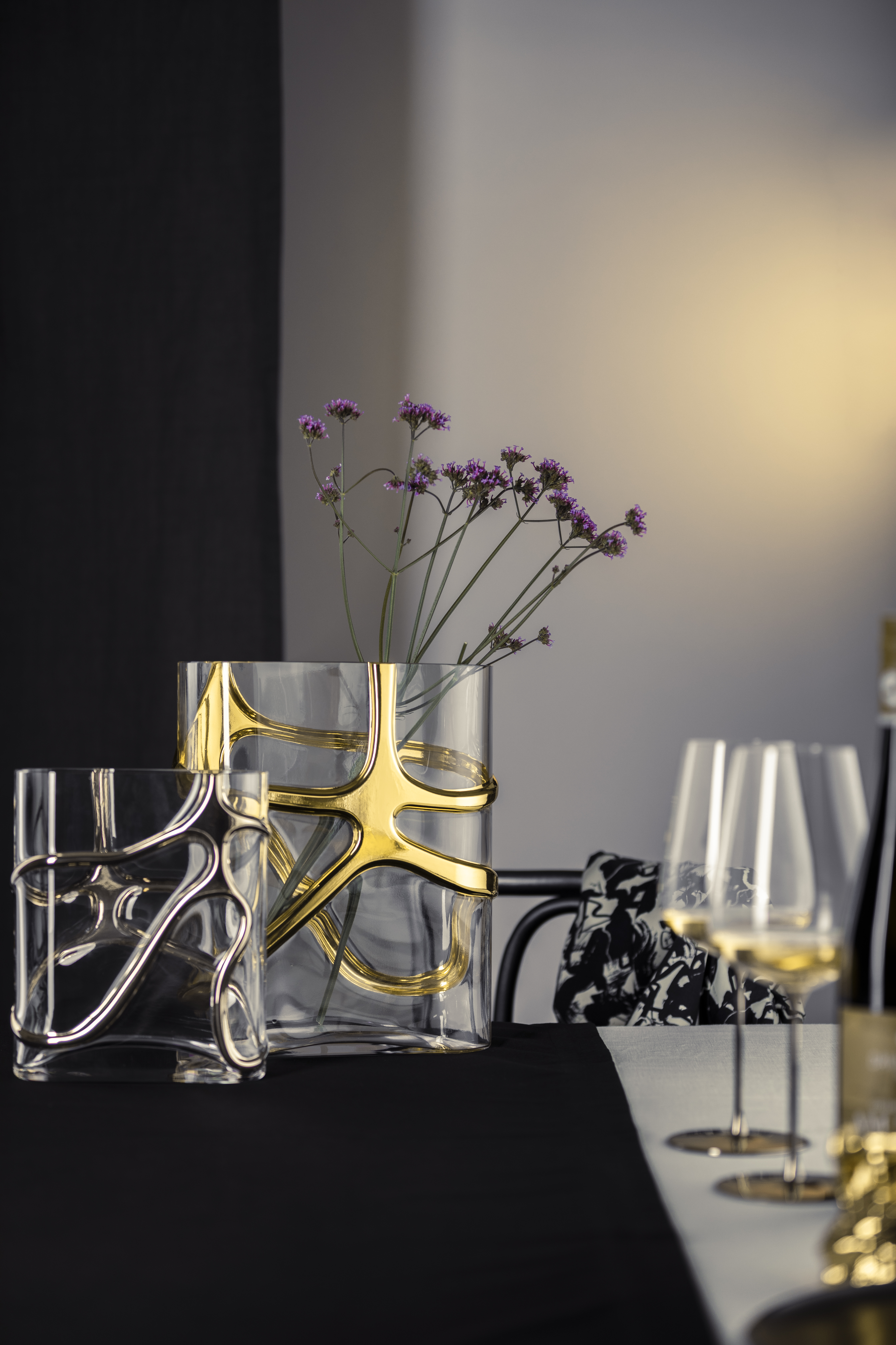 Vases in silver and gold on a table