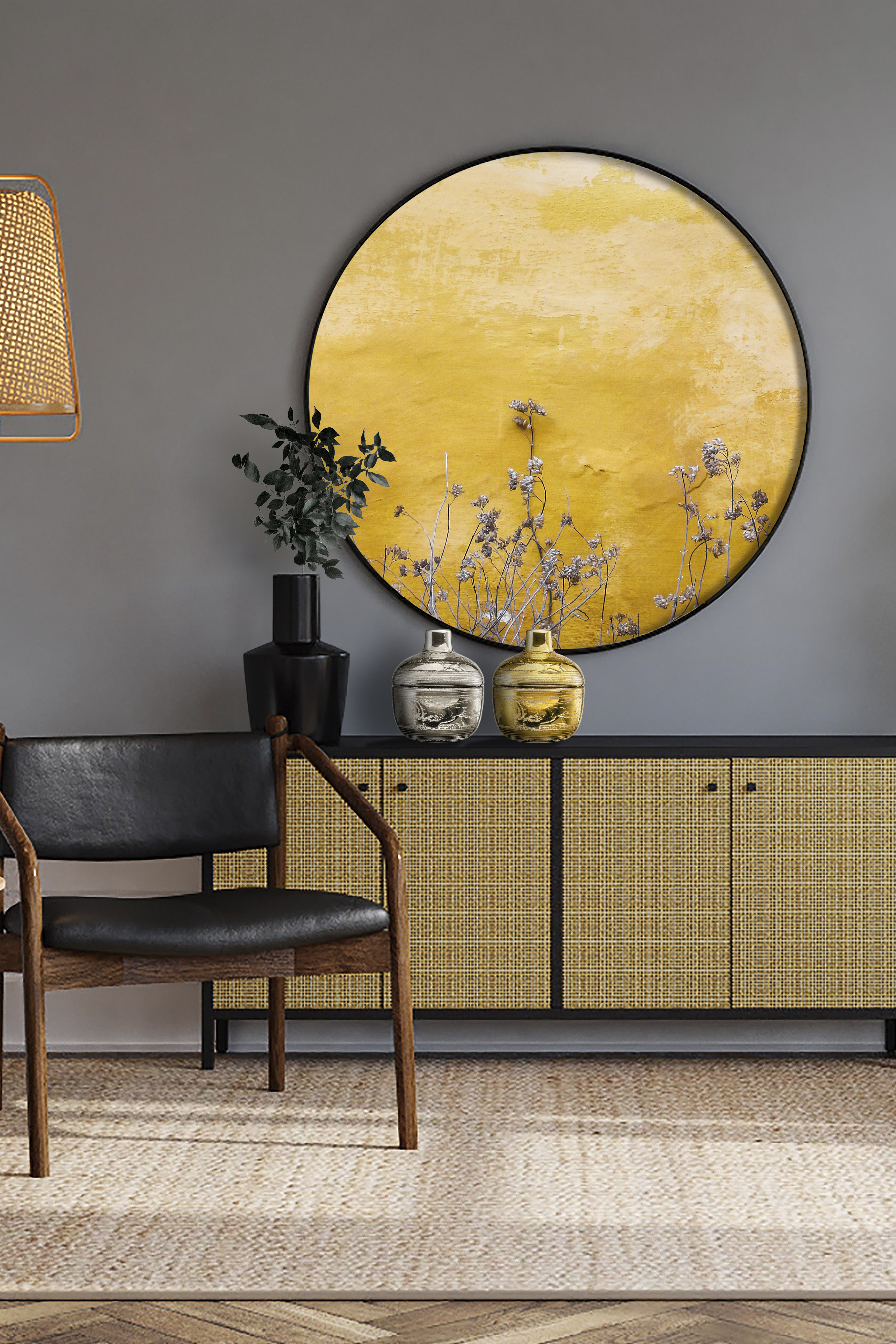 Two tins in gold and platinum in front of a golden picture